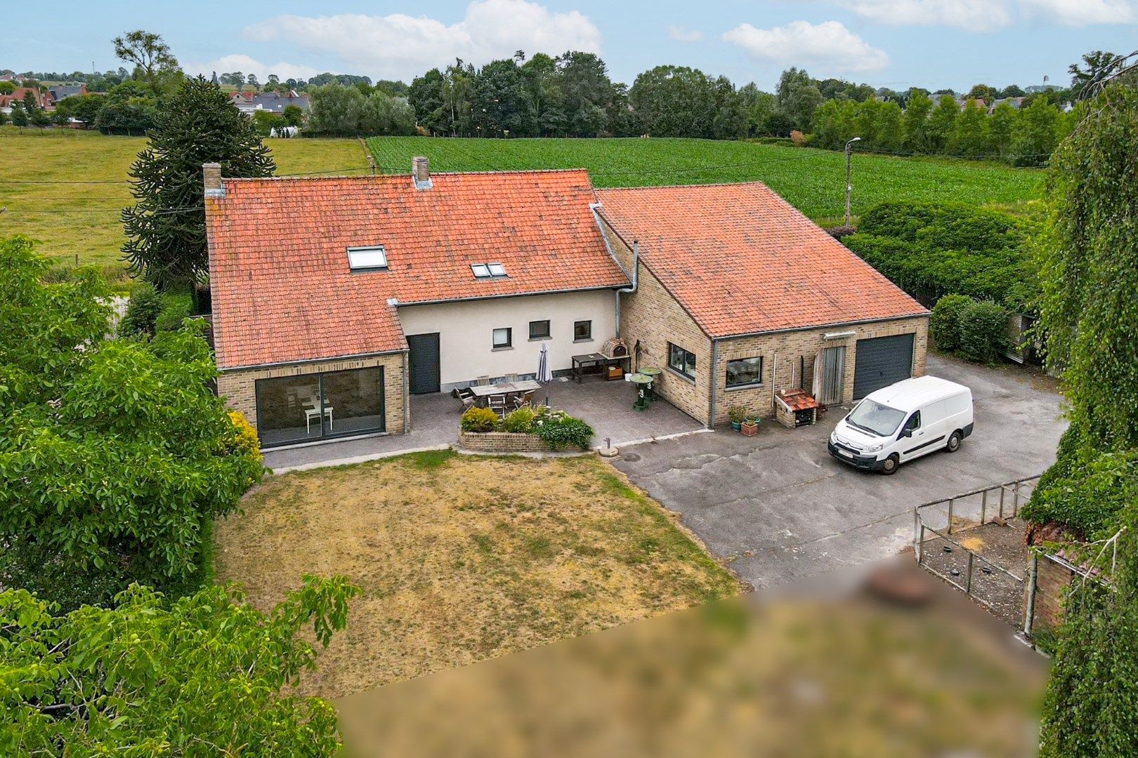 Instapklare woning met ruim handelspand op landelijke ligging te Koekelare foto 2