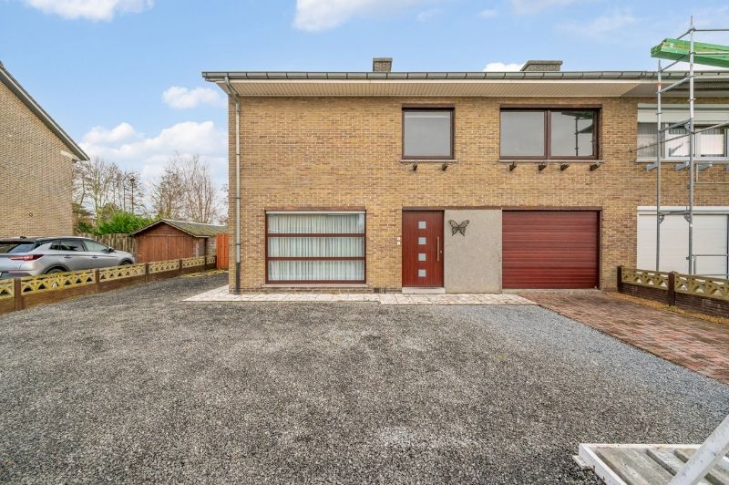 Rustig gelegen te renoveren, te verbouwen woning met 4 slpk en tuin foto 2