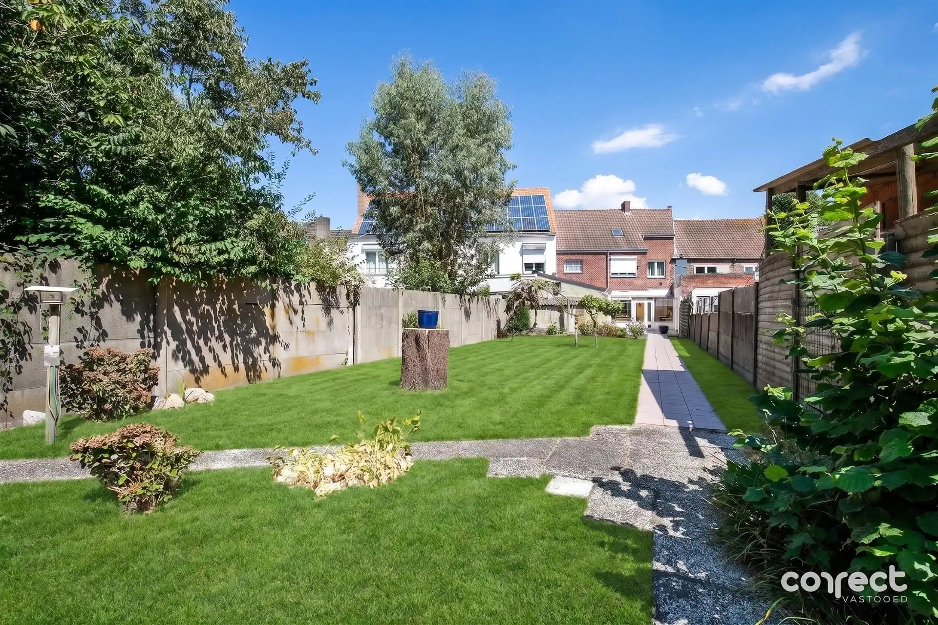 Centraal gelegen, verzorgde solide woning op een groot perceel. foto 19