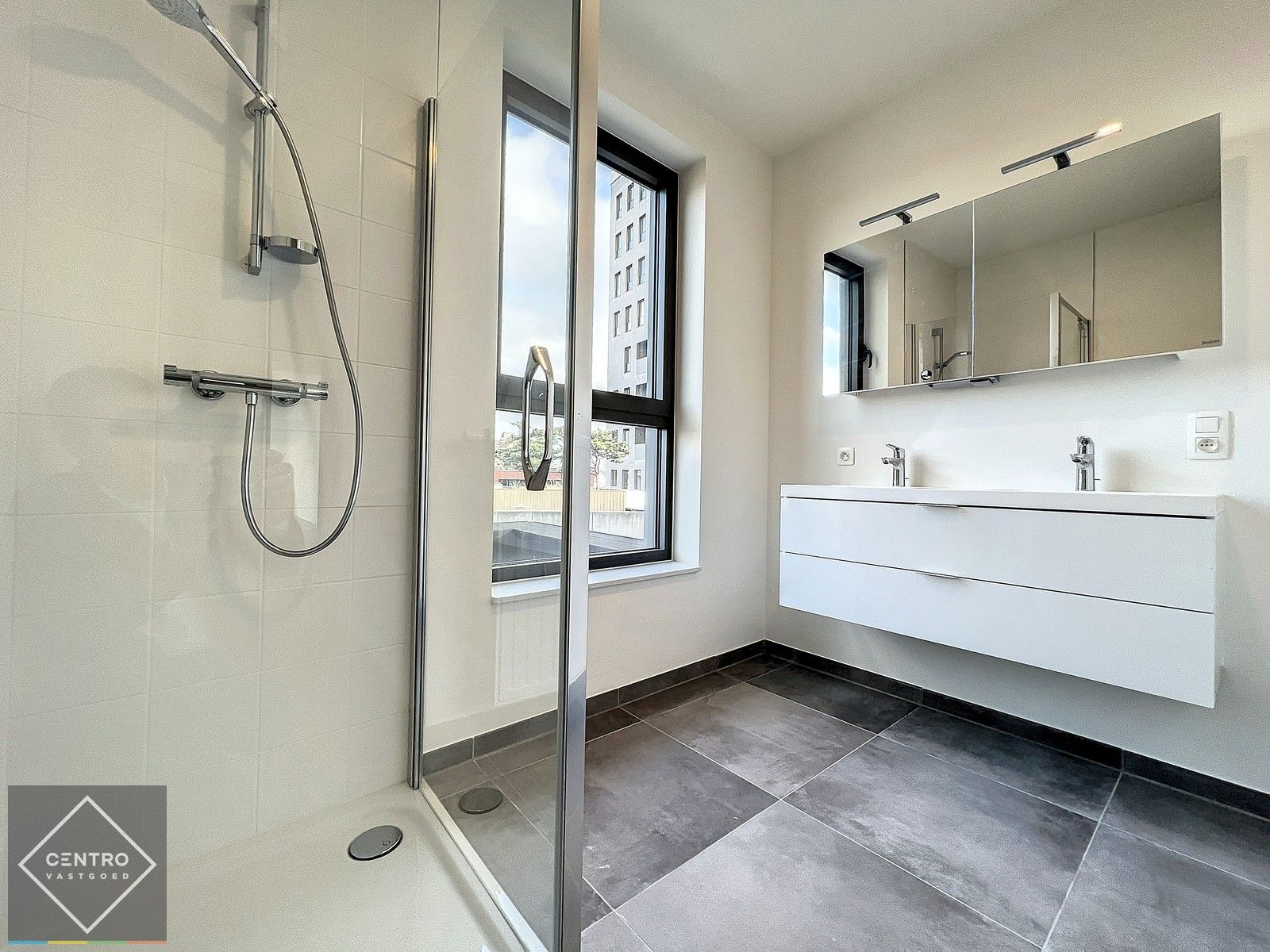 Penthouse (100m²) met RUIME terrassen (33m²) in kleinschalig project pal in het CENTRUM van Kortrijk ! Aankoop aan 6% BTW  mogelijk! foto 14