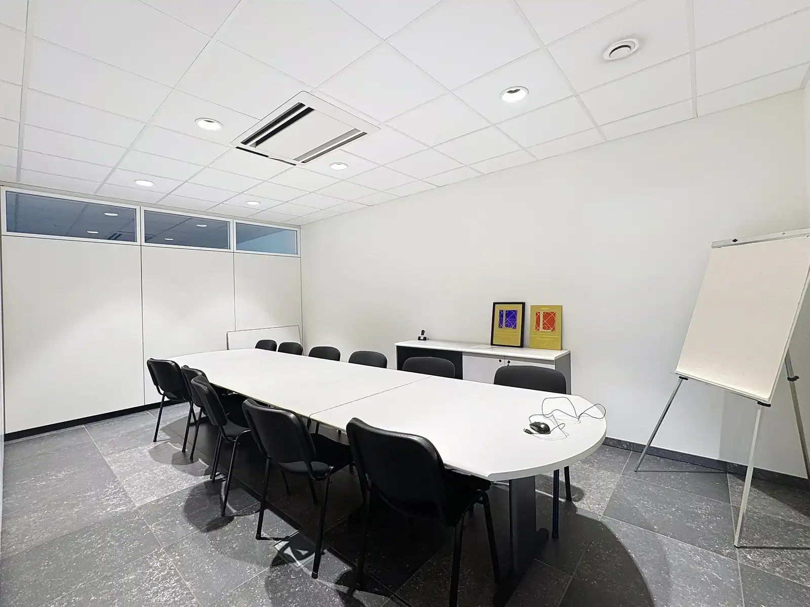 Exclusieve KANTOORRUIMTE (380 m²) met UITSTRALING op toplocatie (op 500m van autosnelwegen), voorzien van modern comfort en maximale zichtbaarheid te Loppem! foto 10