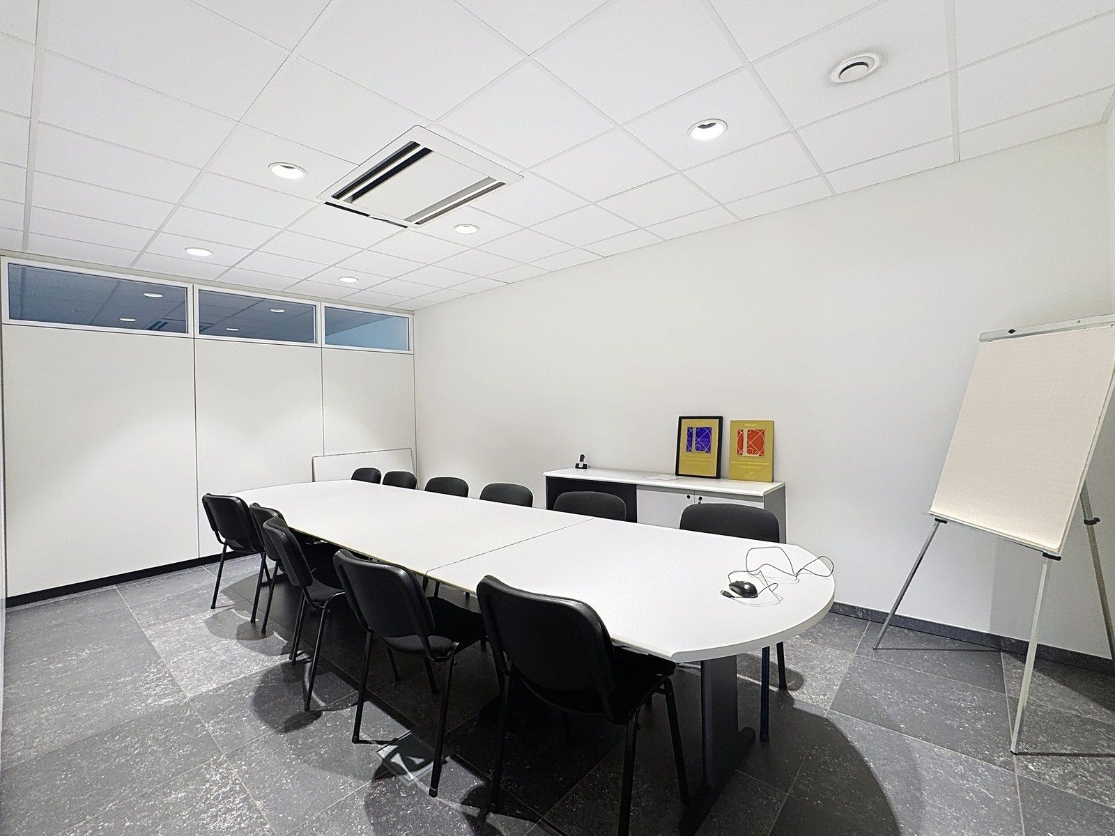 Exclusieve KANTOORRUIMTE (380 m²) met UITSTRALING op toplocatie (op 500m van autosnelwegen), voorzien van modern comfort en maximale zichtbaarheid te Loppem! foto 10