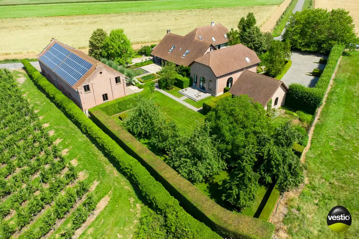 EXCLUSIEVE HOEVE MET MEERDERE WOONGEDEELTES, ATELIER, STALLING en AANPALENDE WEIDE OP CA. 1,6 HECTARE NABIJ DOMEIN NIEUWENHOVEN. foto {{pictureIndex}}
