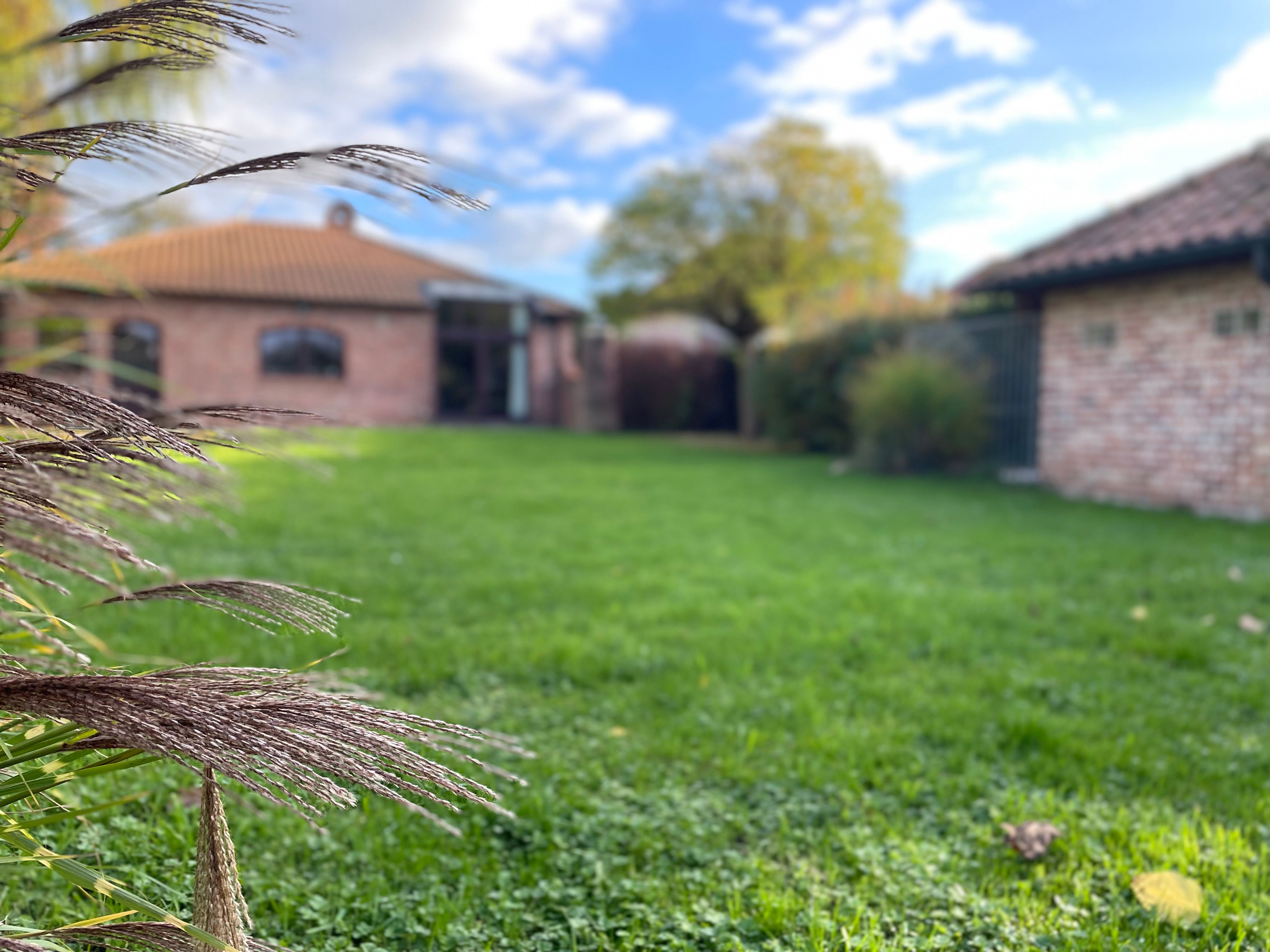 Ruime bungalow met drie slaapkamers en inpandige garage op een perceel van 10a37ca. foto 34