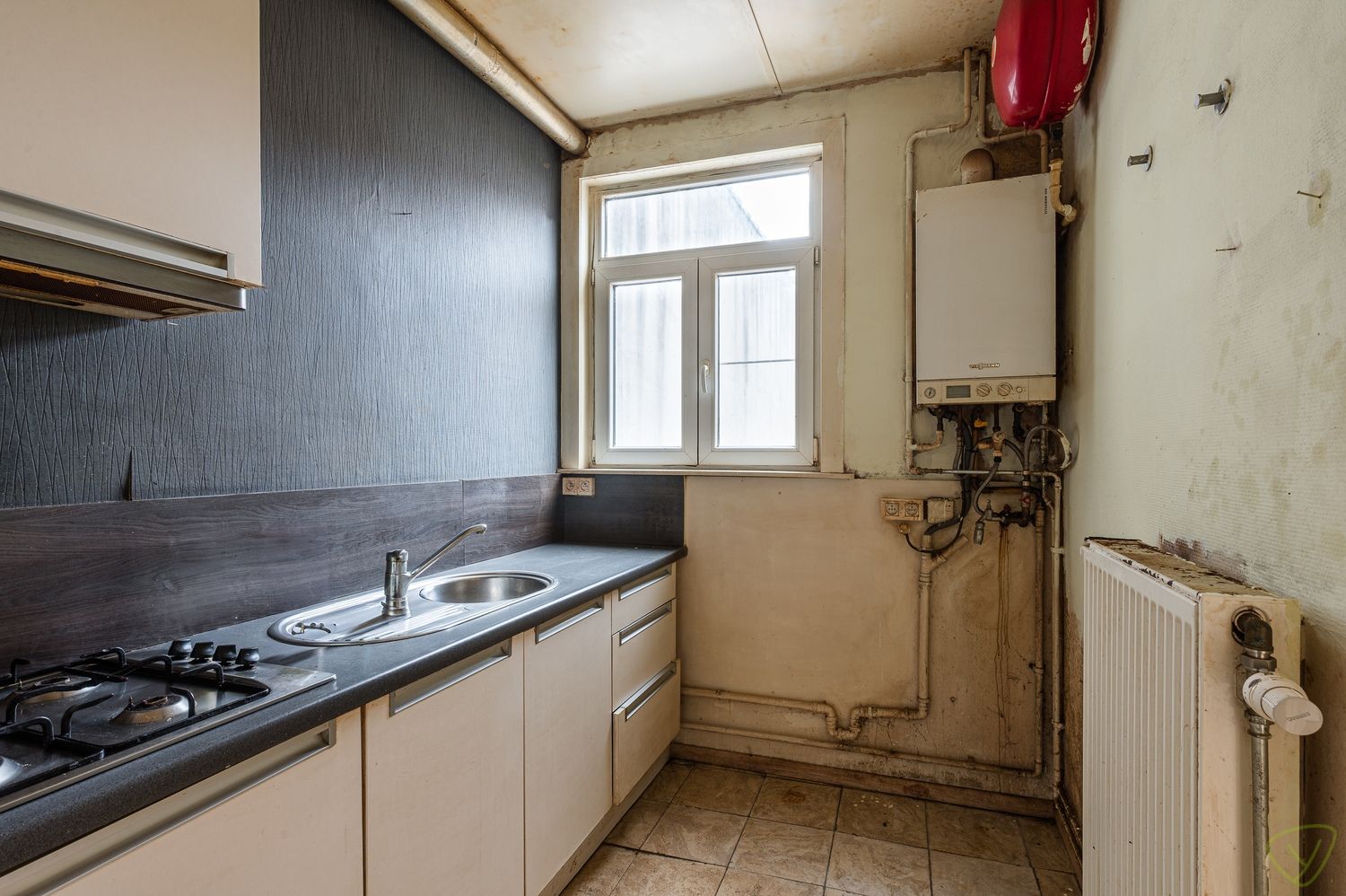 Op te frissen woning met verrassend ruime stadstuin in hartje Eeklo foto 7