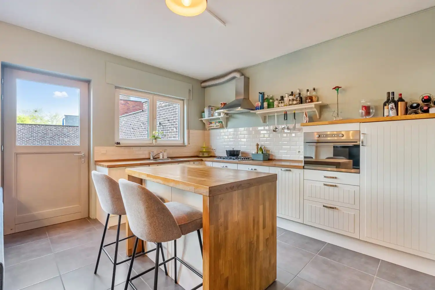 Goed gelegen, halfopen en energiezuinige woning met 3 slaapkamers, een bureau en een oprit met een garage te Kessel-Lo! foto 6