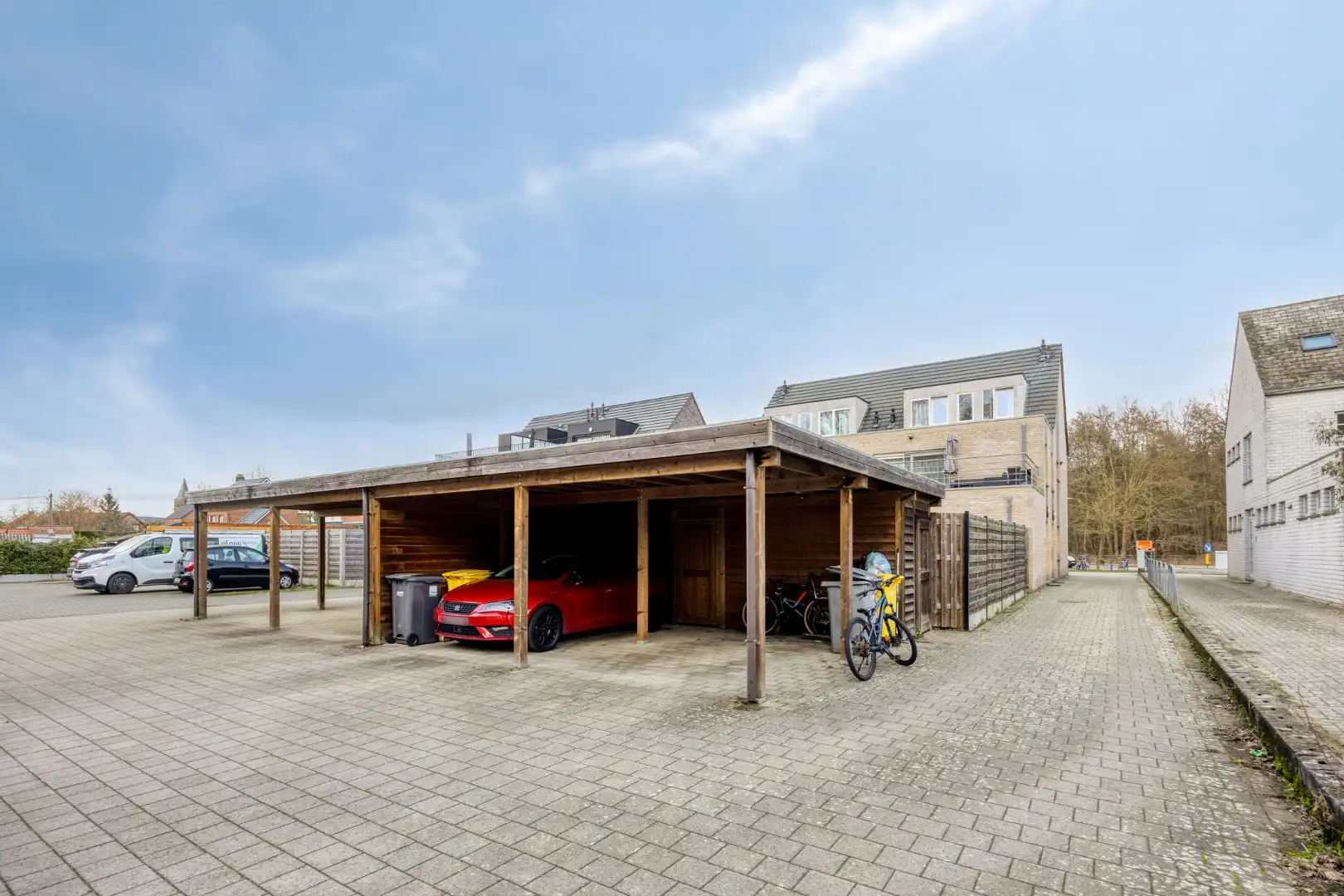 Kleinschalig appartementsgebouw bestaande uit 4 appartementen + 4 carports. foto 3