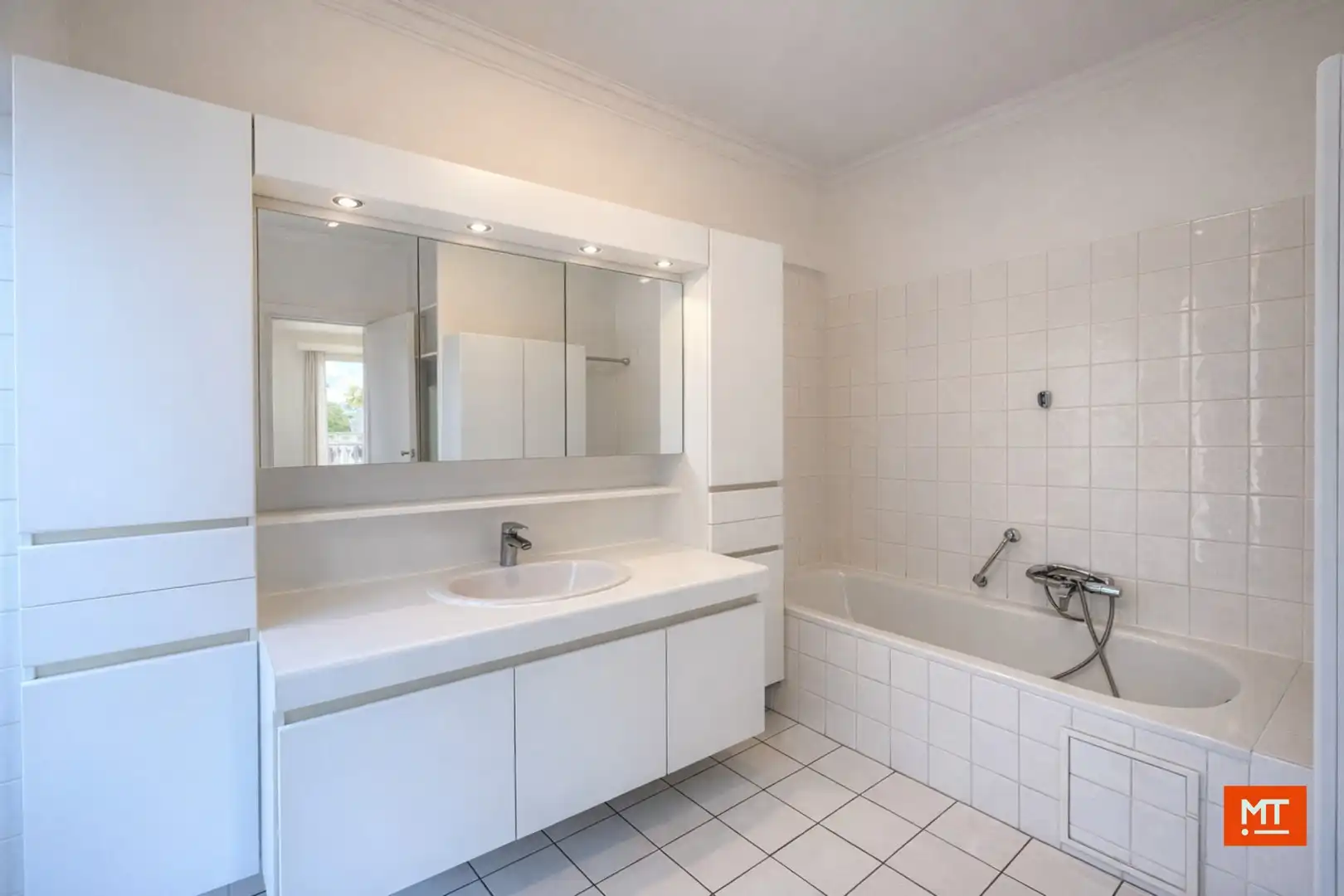 Appartement met 2 slaapkamers en garage te Roeselare foto 8