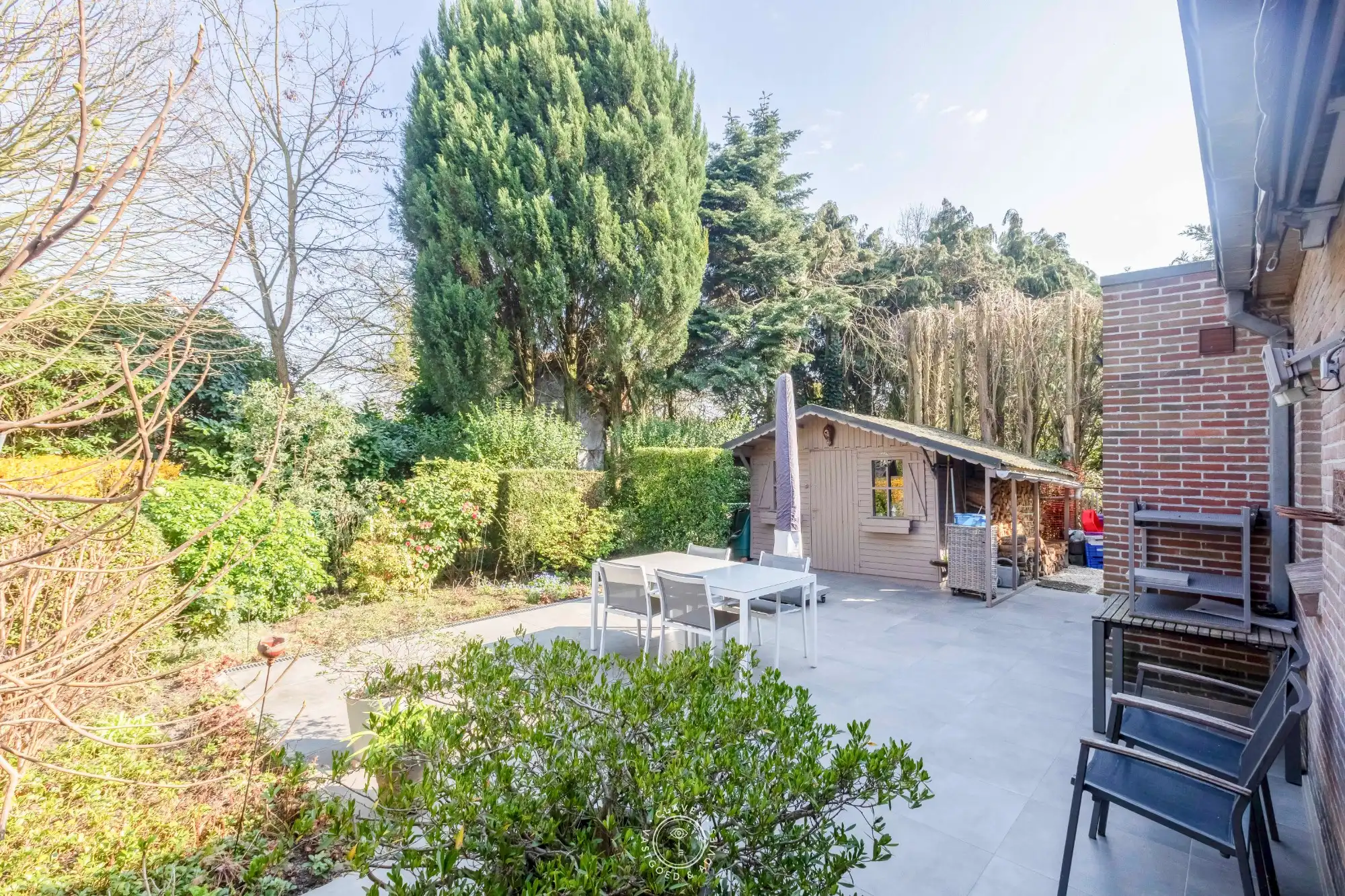 Huiselijke halfopen bebouwing met prachtige tuin in geliefde woonwijk foto 2