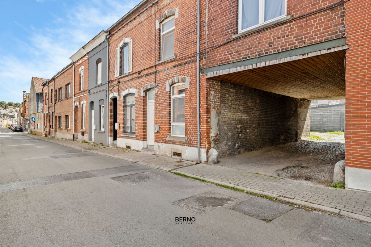 Te renoveren, ruime rijwoning met tuin en garageboxen foto 23