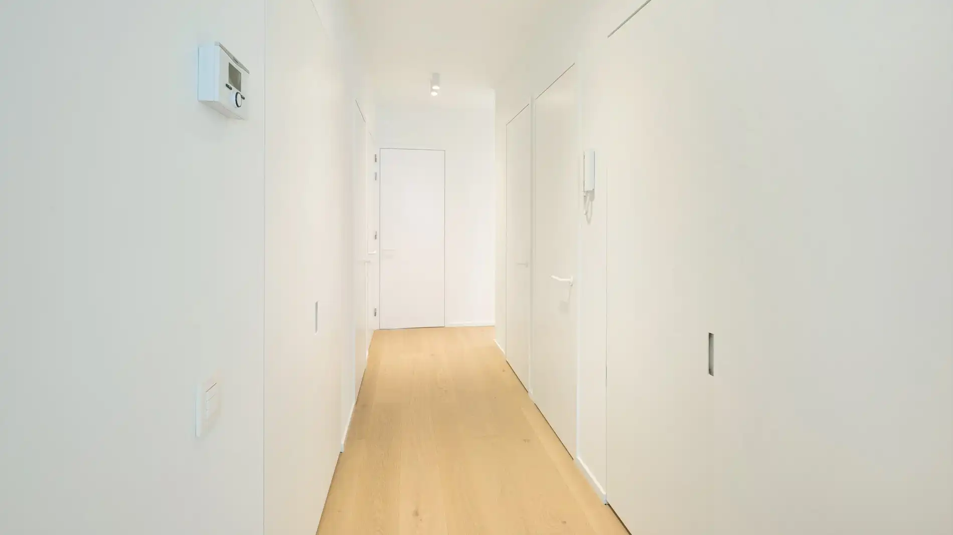 Centraal gelegen, volledig gerenoveerd appartement met drie slaapkamers. foto 10