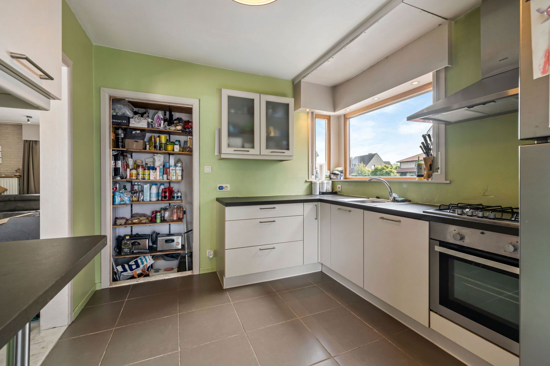 Halfopen bebouwing in residentiële wijk met 4 slaapkamers foto 8