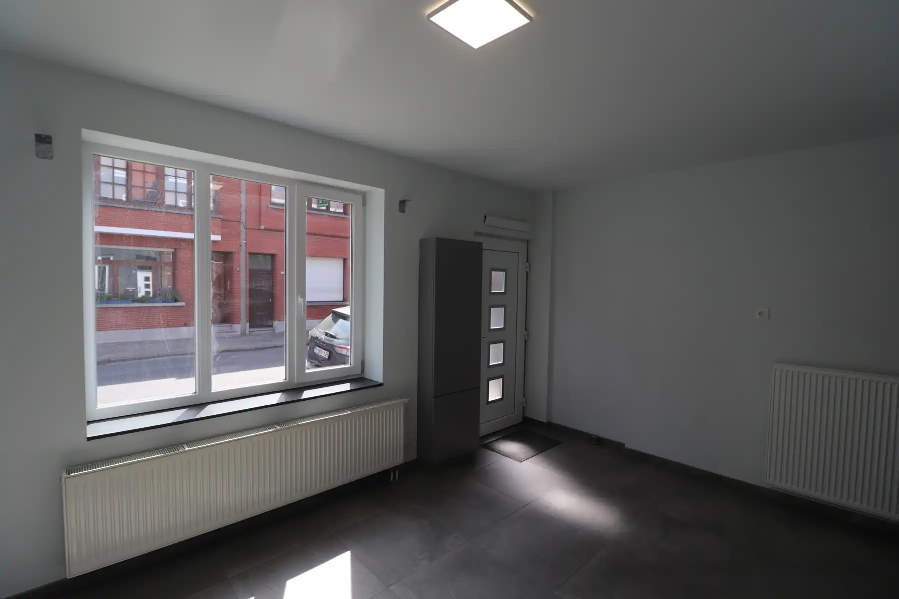 Volledig gerenoveerde woning met stadskoer op een hoekperceel. foto 2