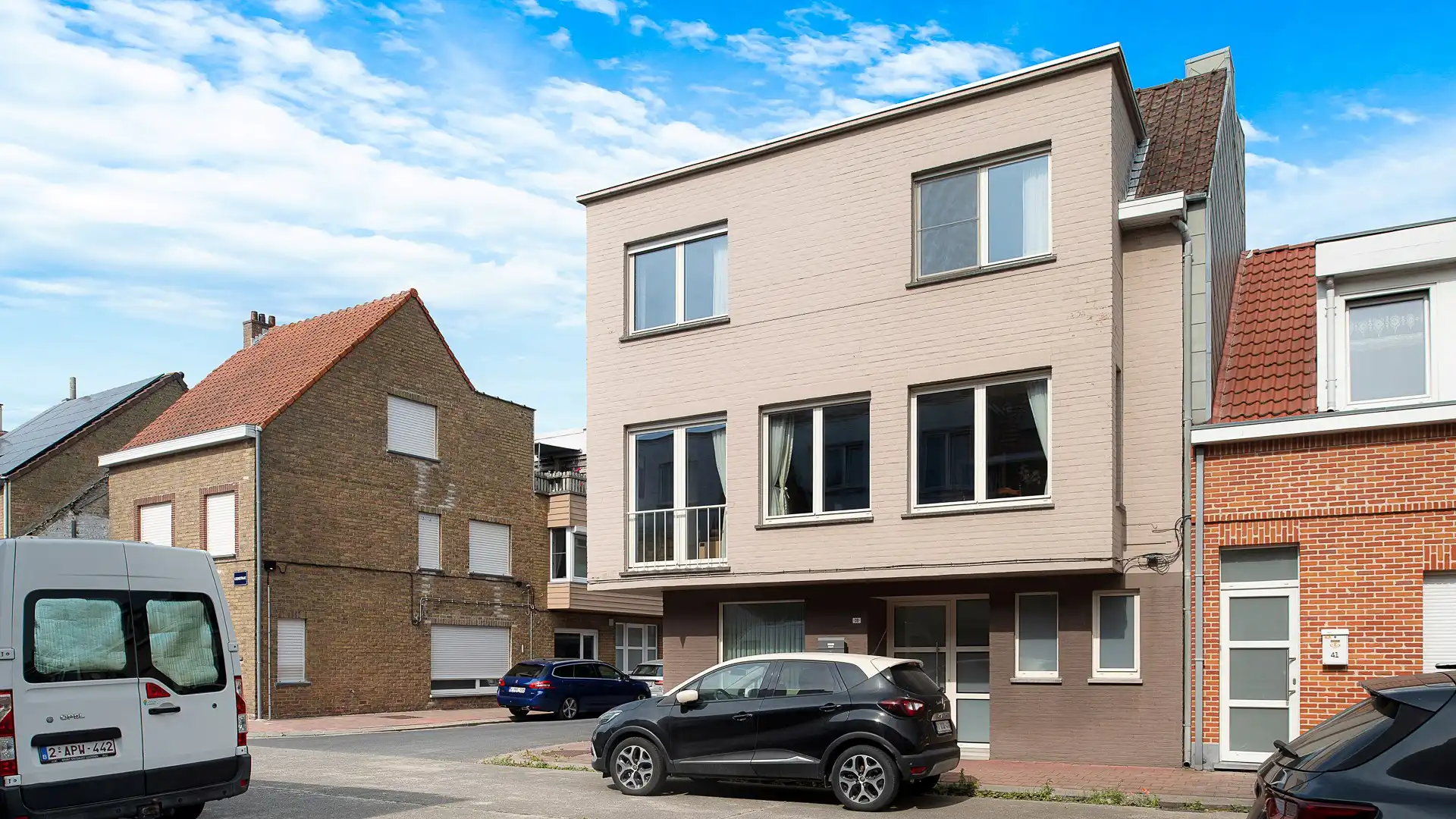 Ruime, stevige gezinswoning met 3 kamers en garage te Heist foto {{pictureIndex}}