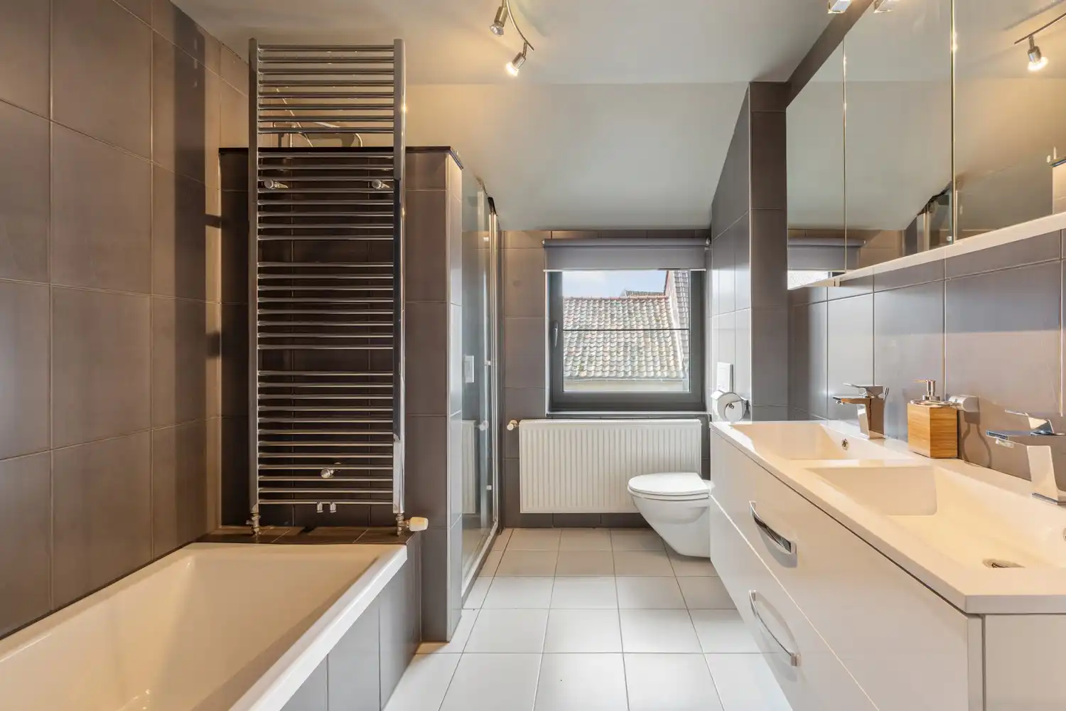 Ruim, modern appartement met huiselijk comfort en dubbele garage in hartje Herderen foto 12