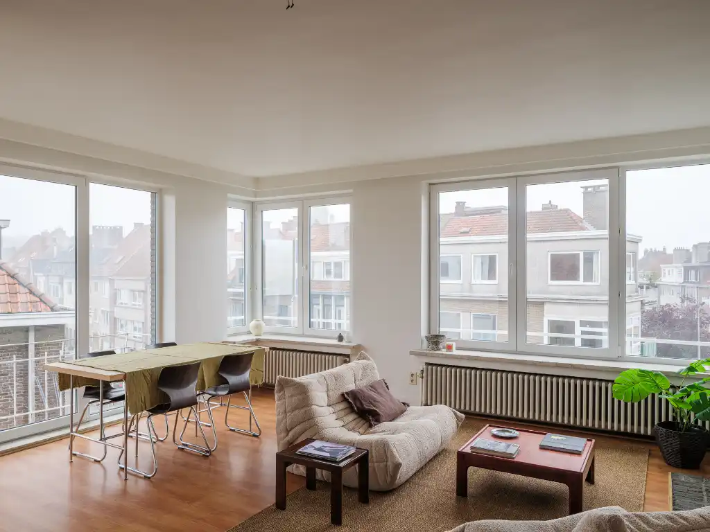 Stijlvol tweeslaapkamerappartement in de Sportstraat, met terras en warm mid-century karakter. foto 5