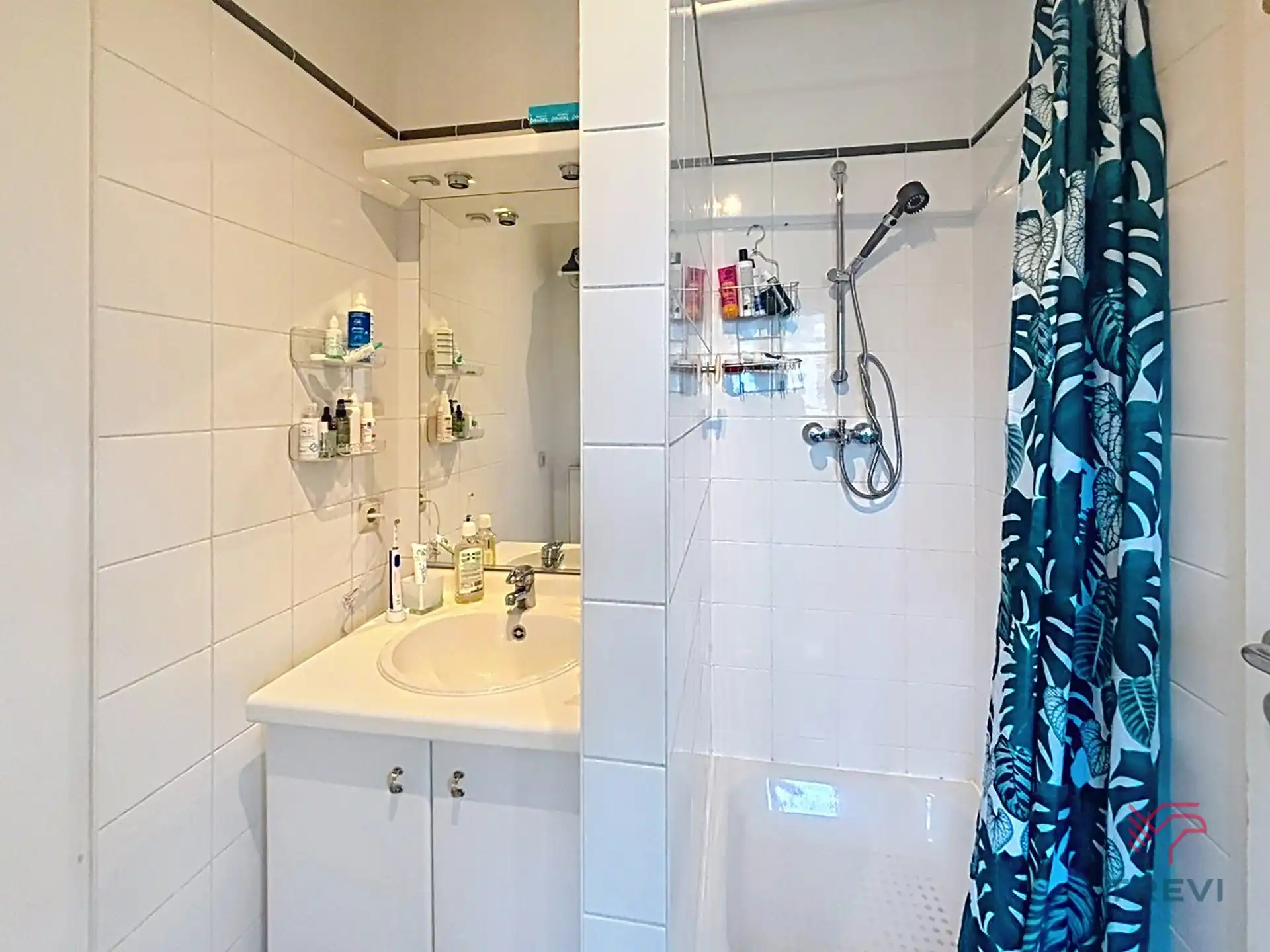 STUDIO OP DE BOVENSTE VERDIEPING VAN EEN RECENT GEBOUWD PAND foto 5