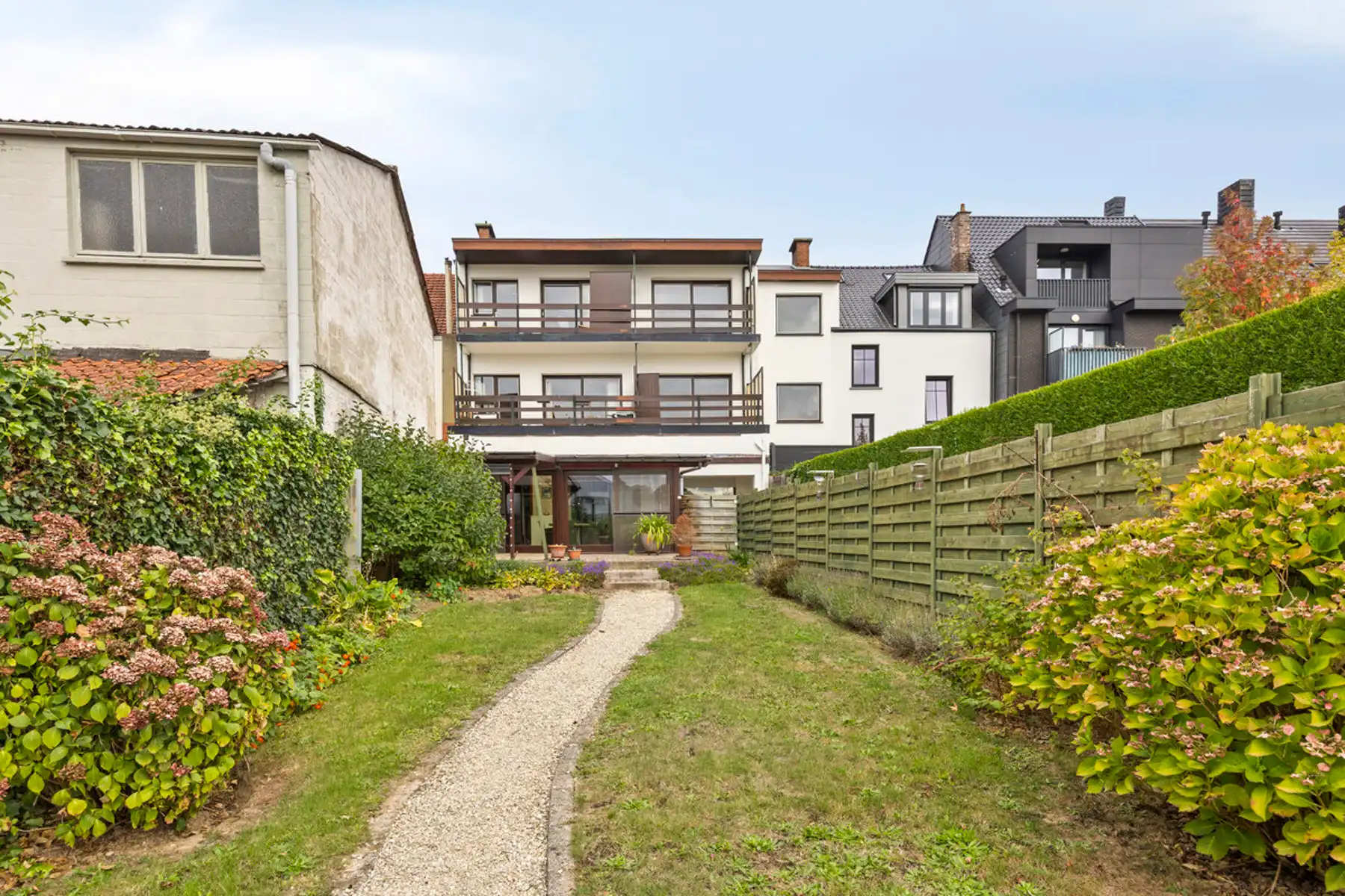 Appartementsgebouw met 5 app en achterliggende garages foto 27