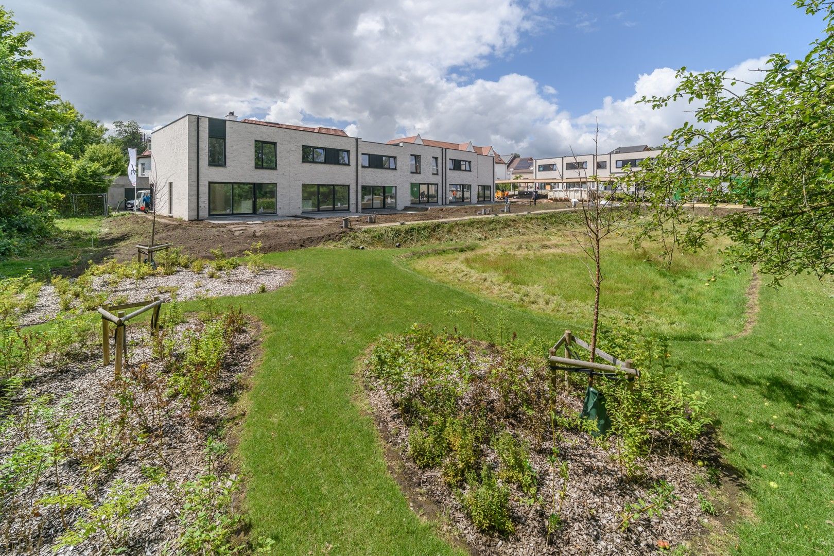 Gesloten bebouwing met tuin te Haaltert foto 8