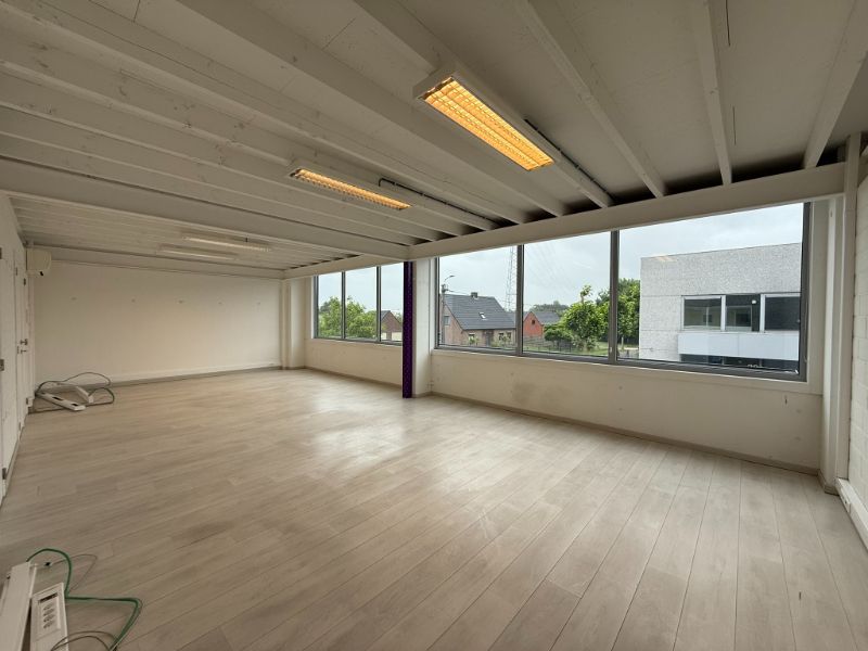 Modern bedrijfsgebouw met magazijn en kantoren foto 18