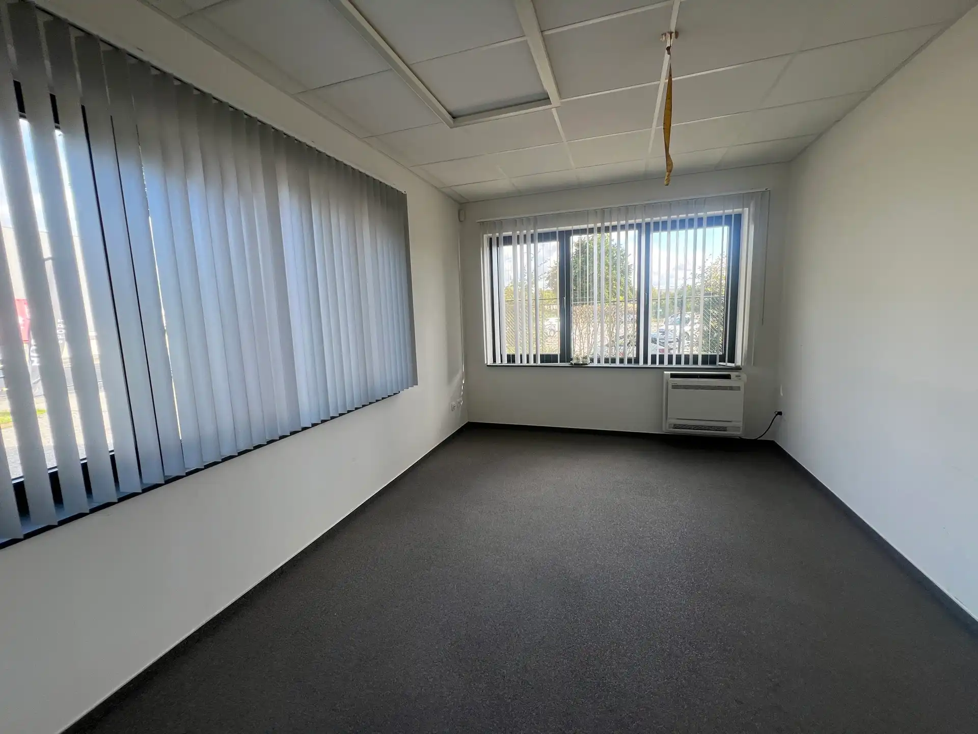 Bedrijfsgebouw met kantoren en woning in Houthalen foto 4