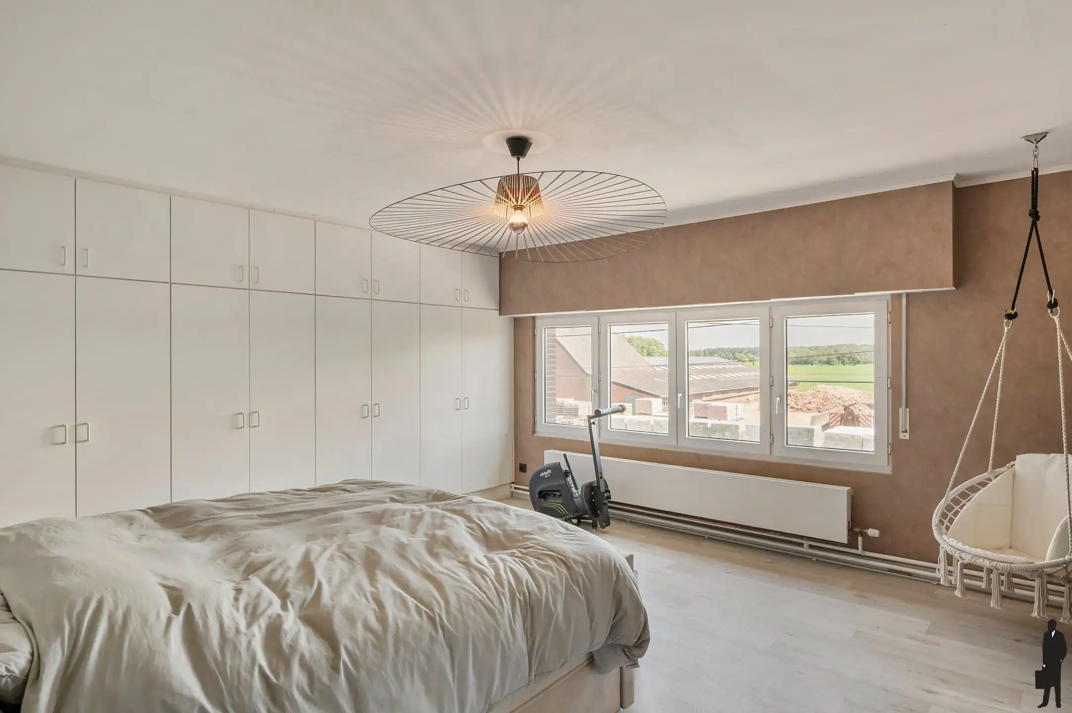 Rustig gelegen ruime gezinswoning met maar liefst 7 slaapkamers, meerdere garages en tal van praktische troeven. foto 13