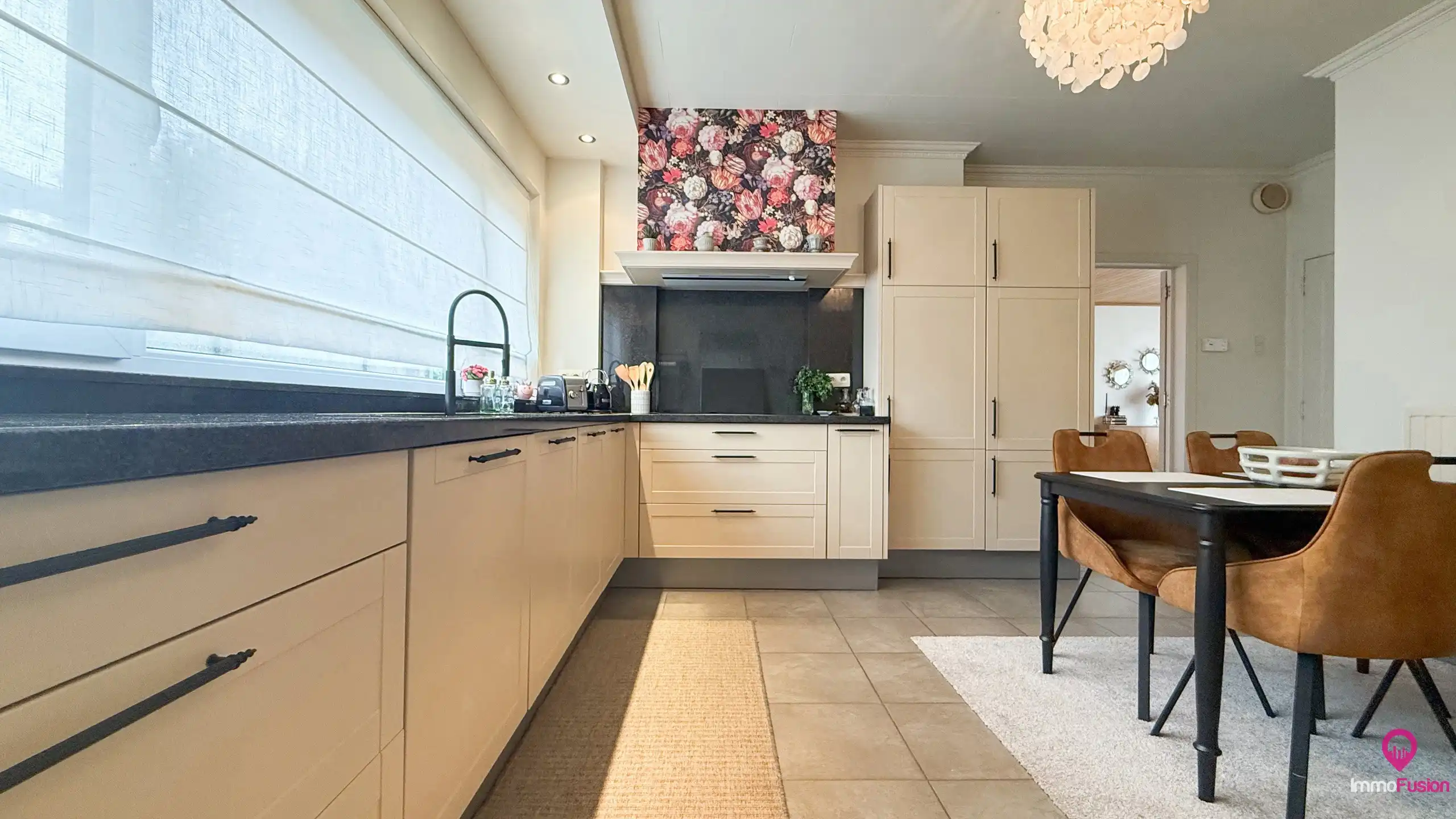 Ruime gerenoveerde gezinswoning met 4 slaapkamers op perceel foto 11