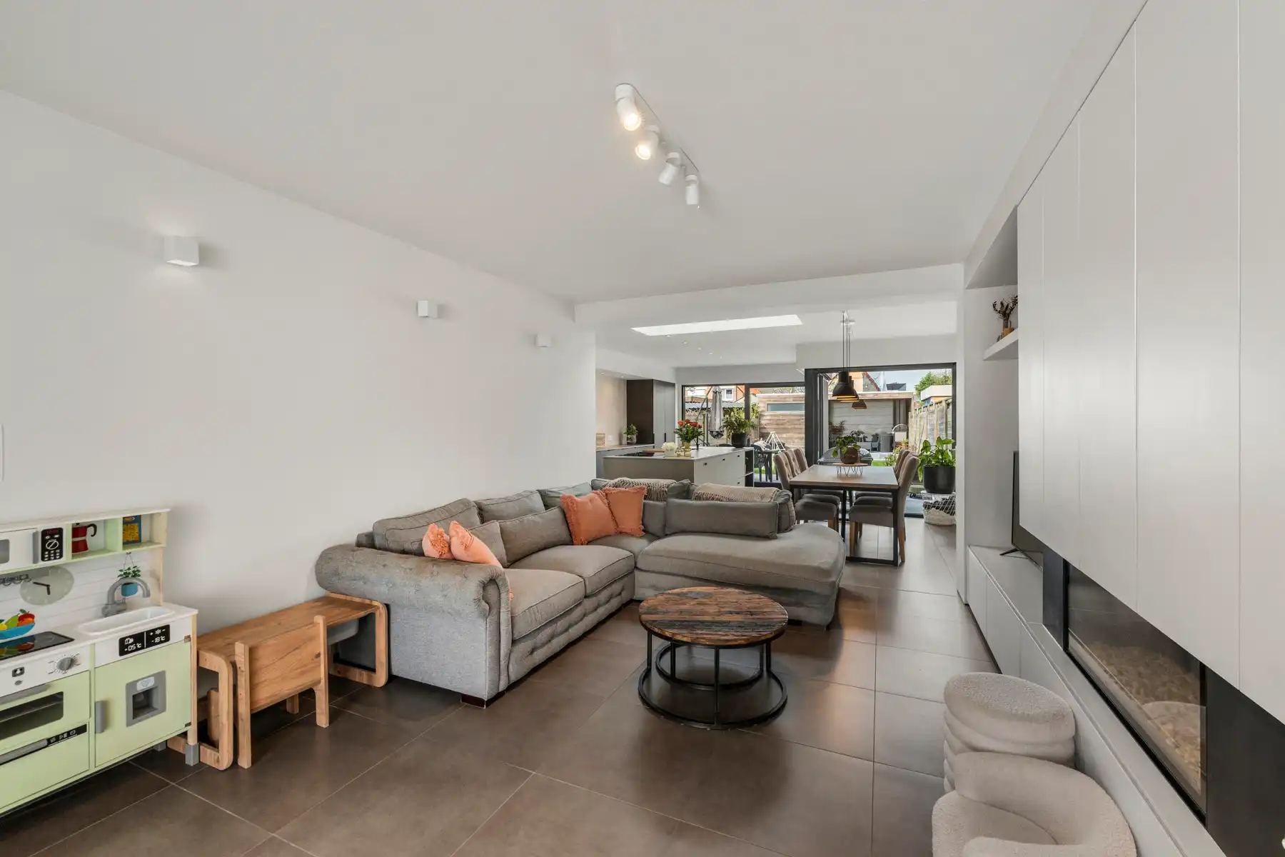 Gerenoveerde woning met 4 slaapkamers en 2 badkamers foto 4