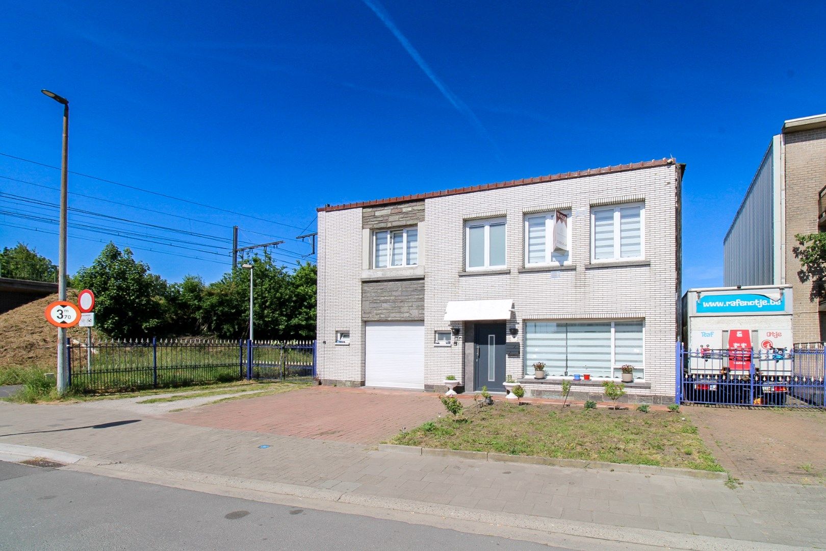 Hoofdfoto van de publicatie: Te koop in Sint-Niklaas: ruime halfopen bebouwing met 4 slaapkamers, dubbele oprit en een grote, uitgestrekte zuidgerichte tuin – ideaal voor gezinnen!