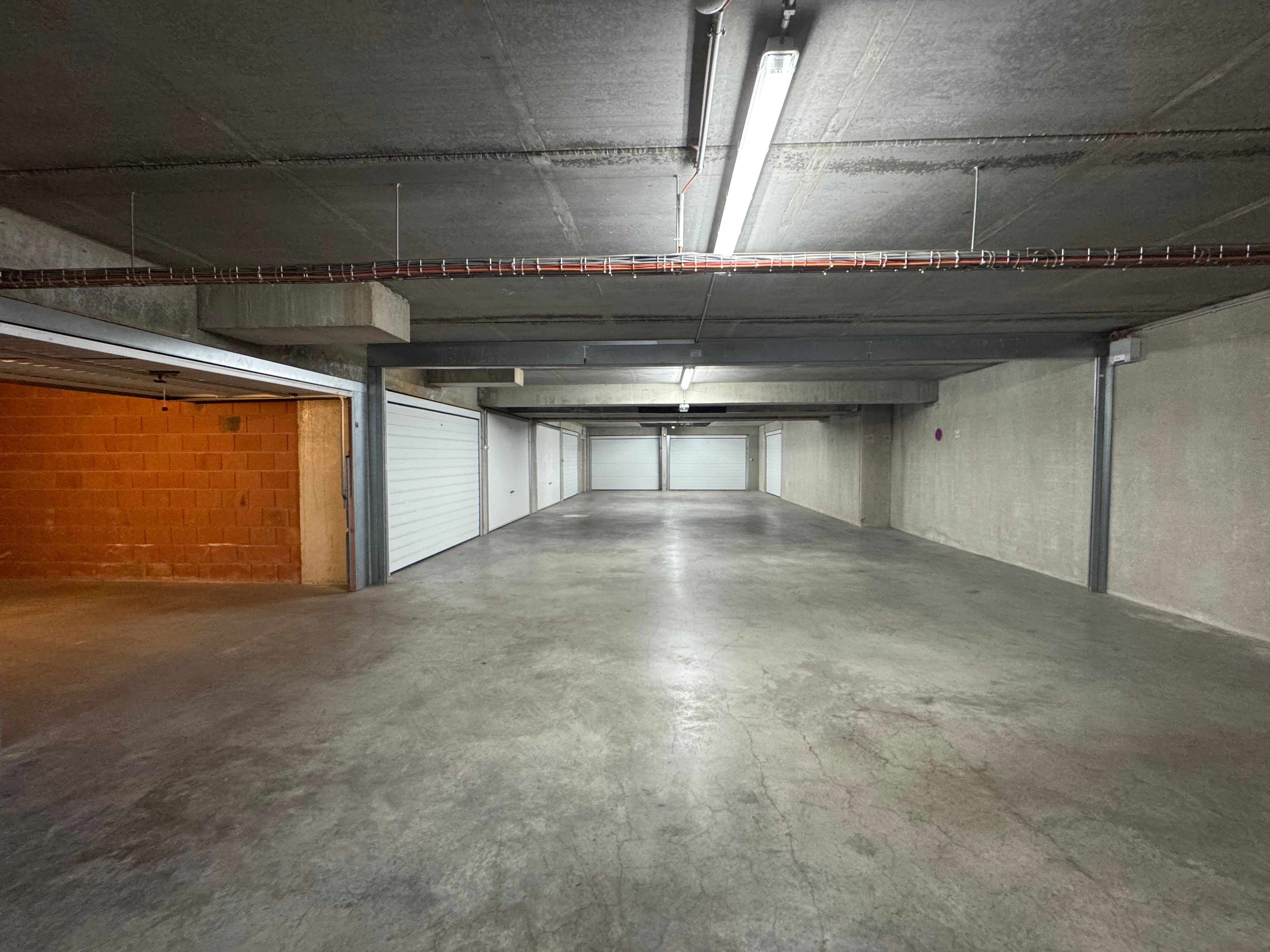 Ruime garagebox vlakbij Jachthaven foto 7