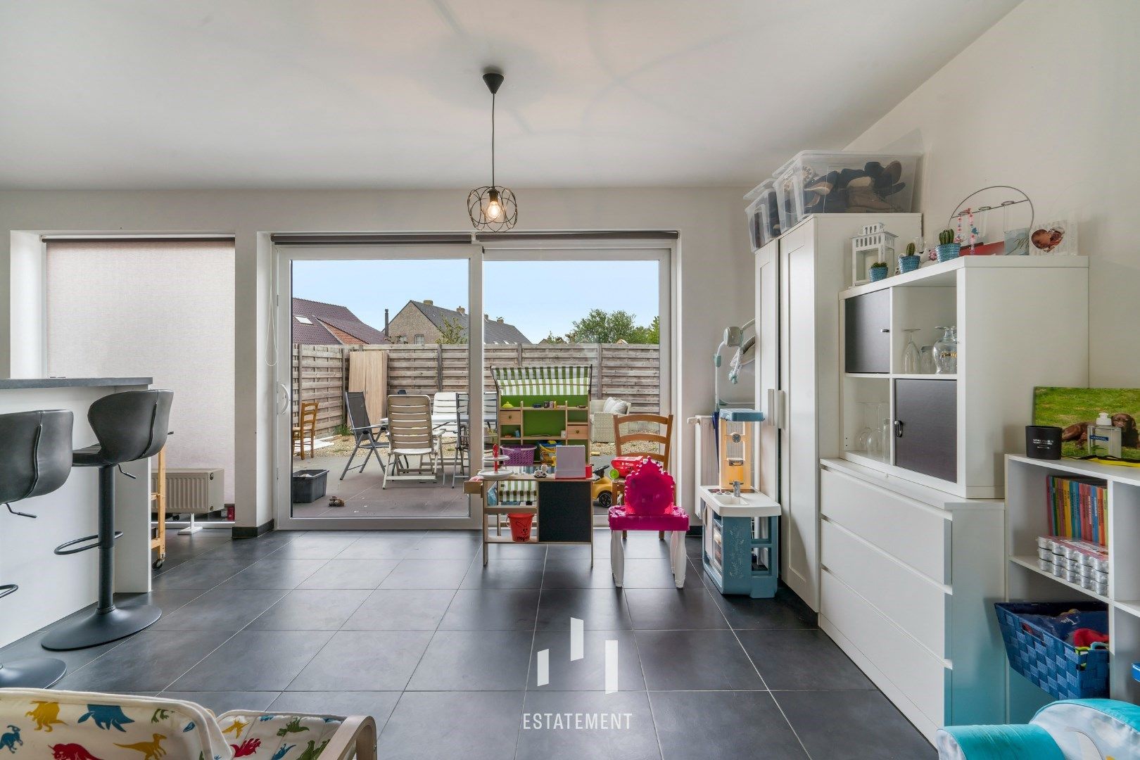 Recente halfopen woning (2015) met 3 slaapkamers, garage en tuin foto 2