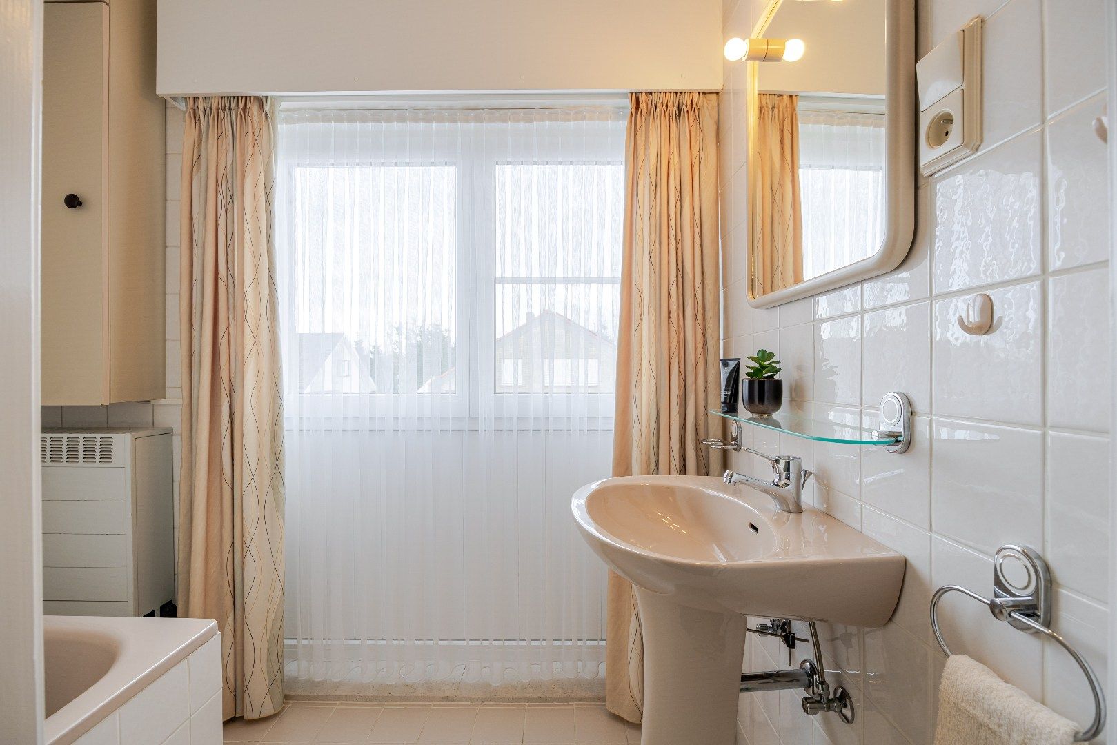 Goed onderhouden woning met ruime tuin in St-Joris. foto 14