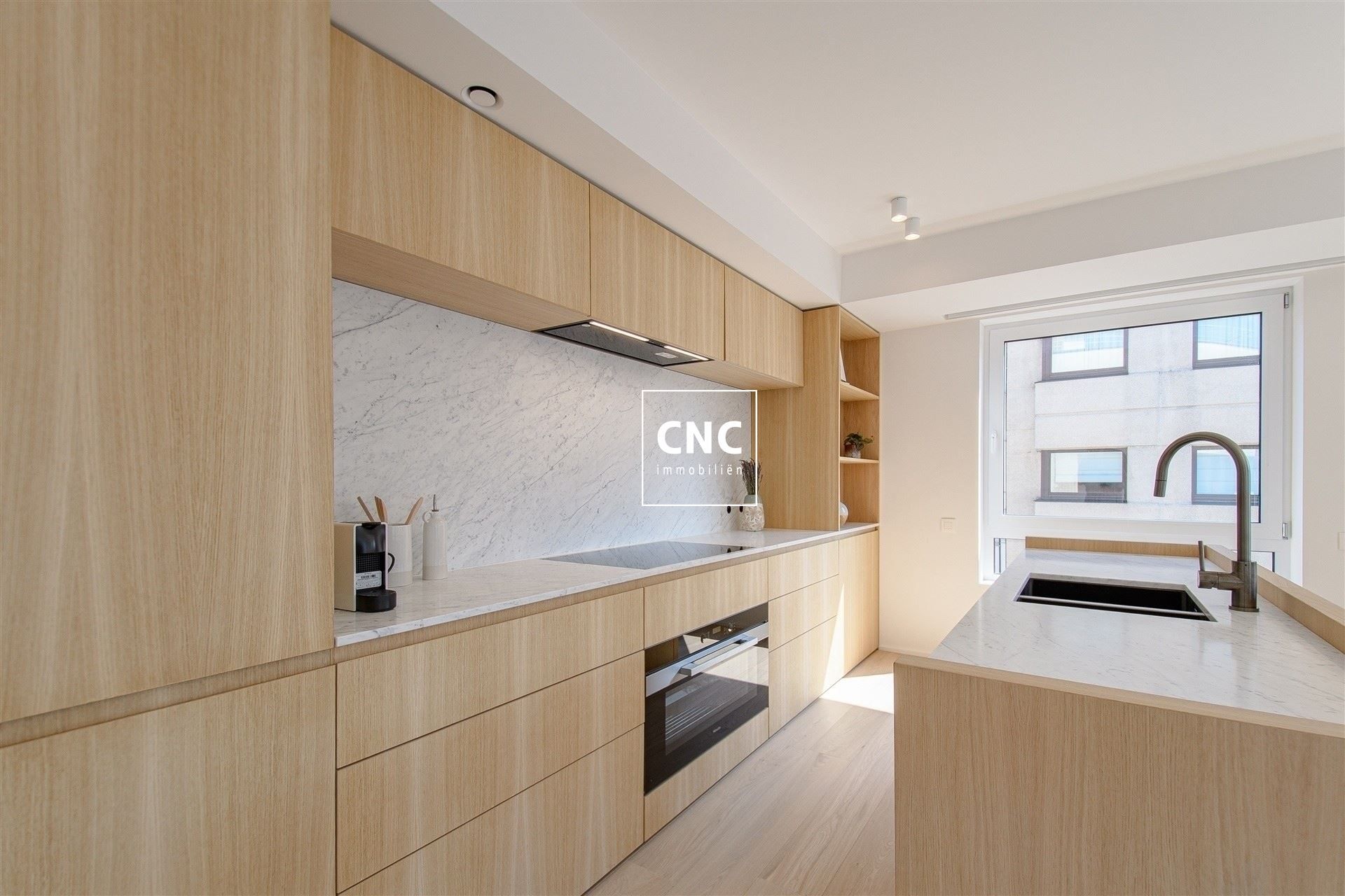 Stijlvol gerenoveerd en zonnig hoekappartement op topligging foto 3