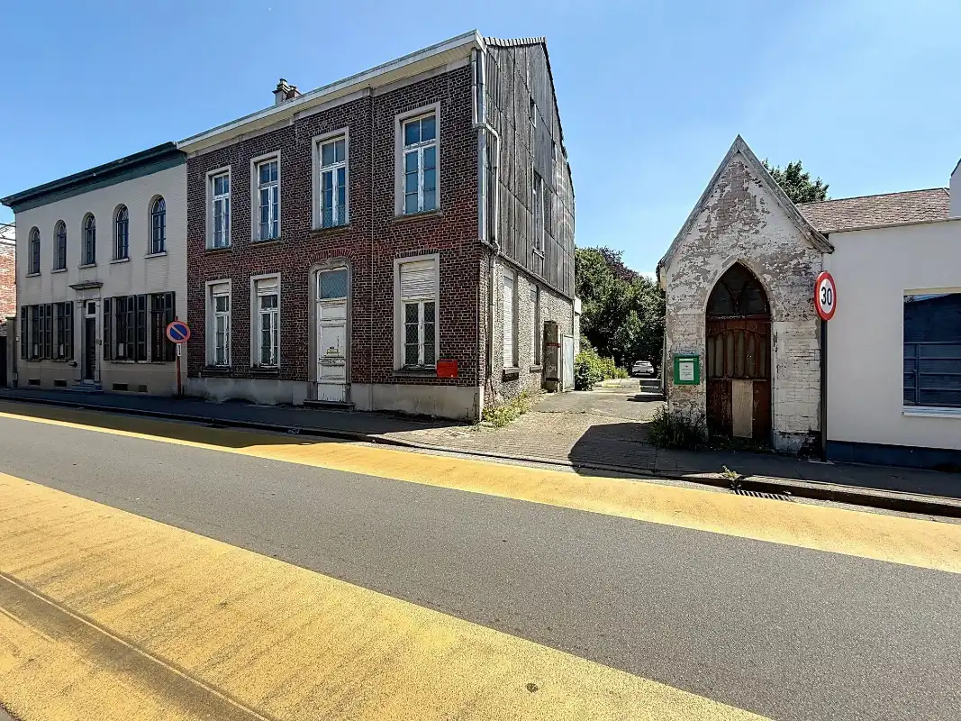 Hoofdfoto van de publicatie: Herenhuis met bijgebouwen en uitgestrekte tuin.