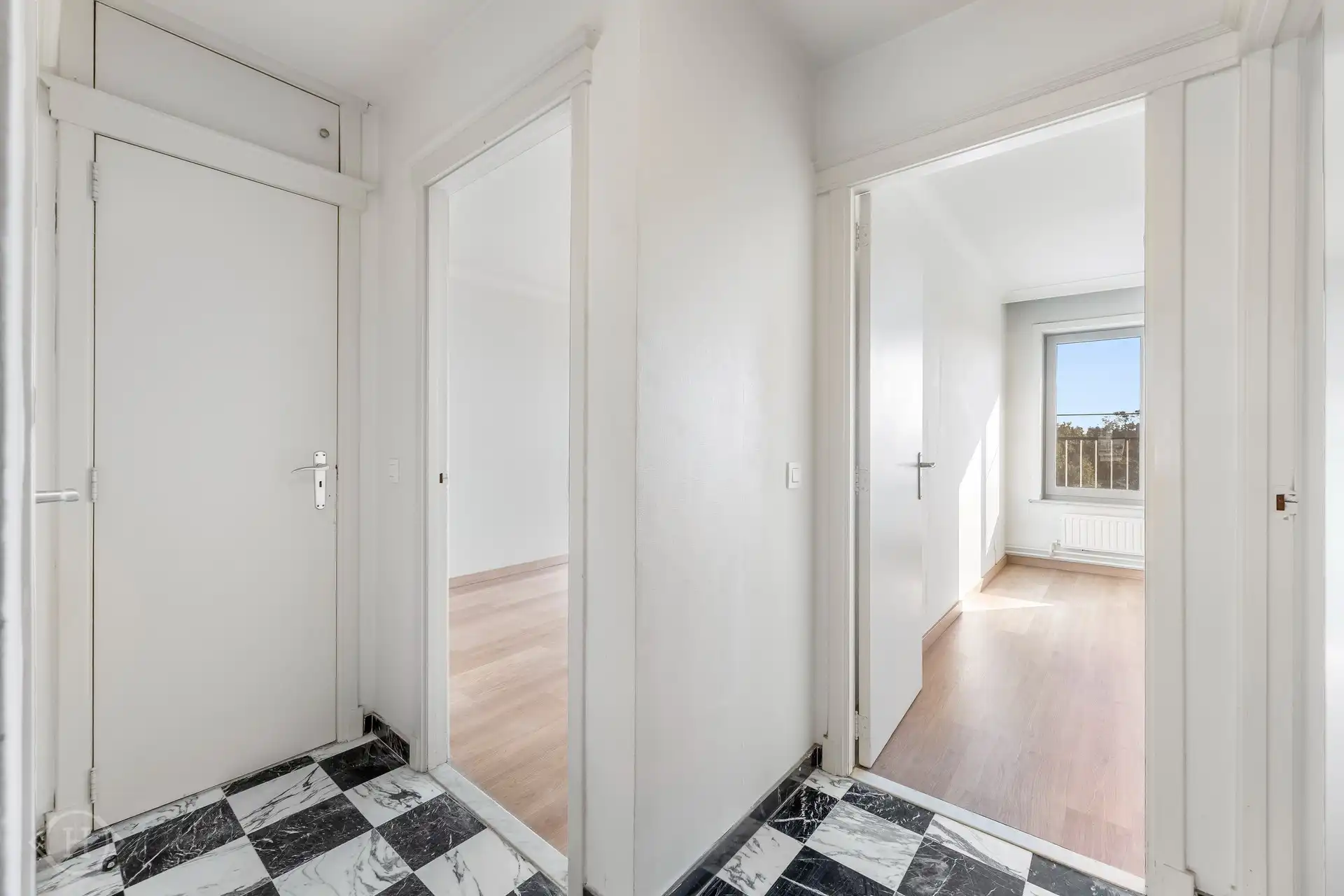 Ruim appartement met terras, parking en prachtig uitzicht foto 7