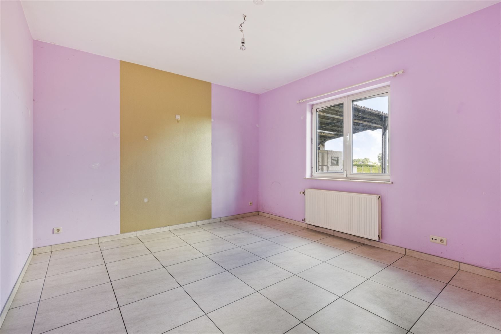 Ruime hoeve met stallingen foto 16