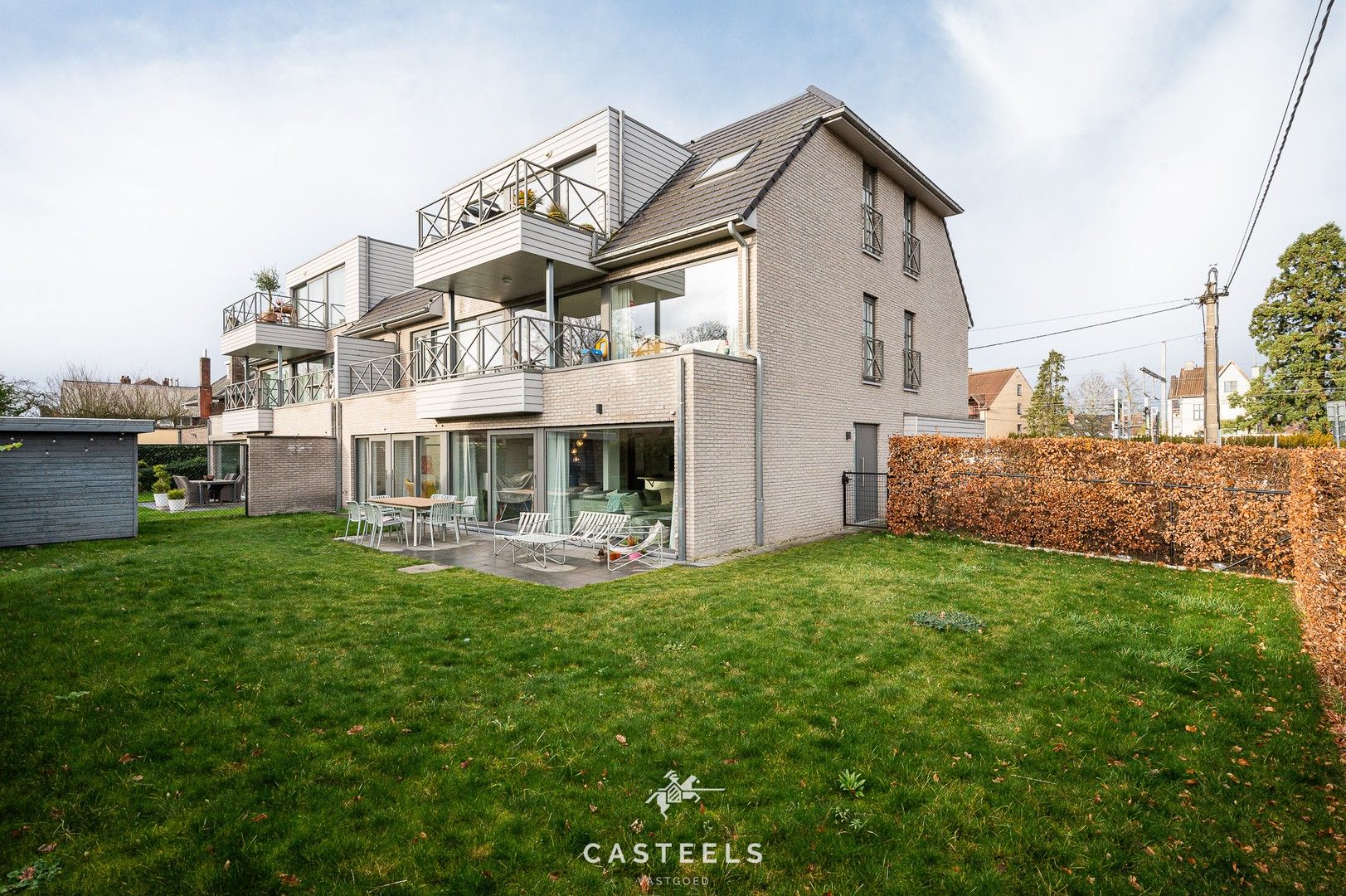 Gelijkvloers appartement met tuin aan het station van De Pinte foto {{pictureIndex}}