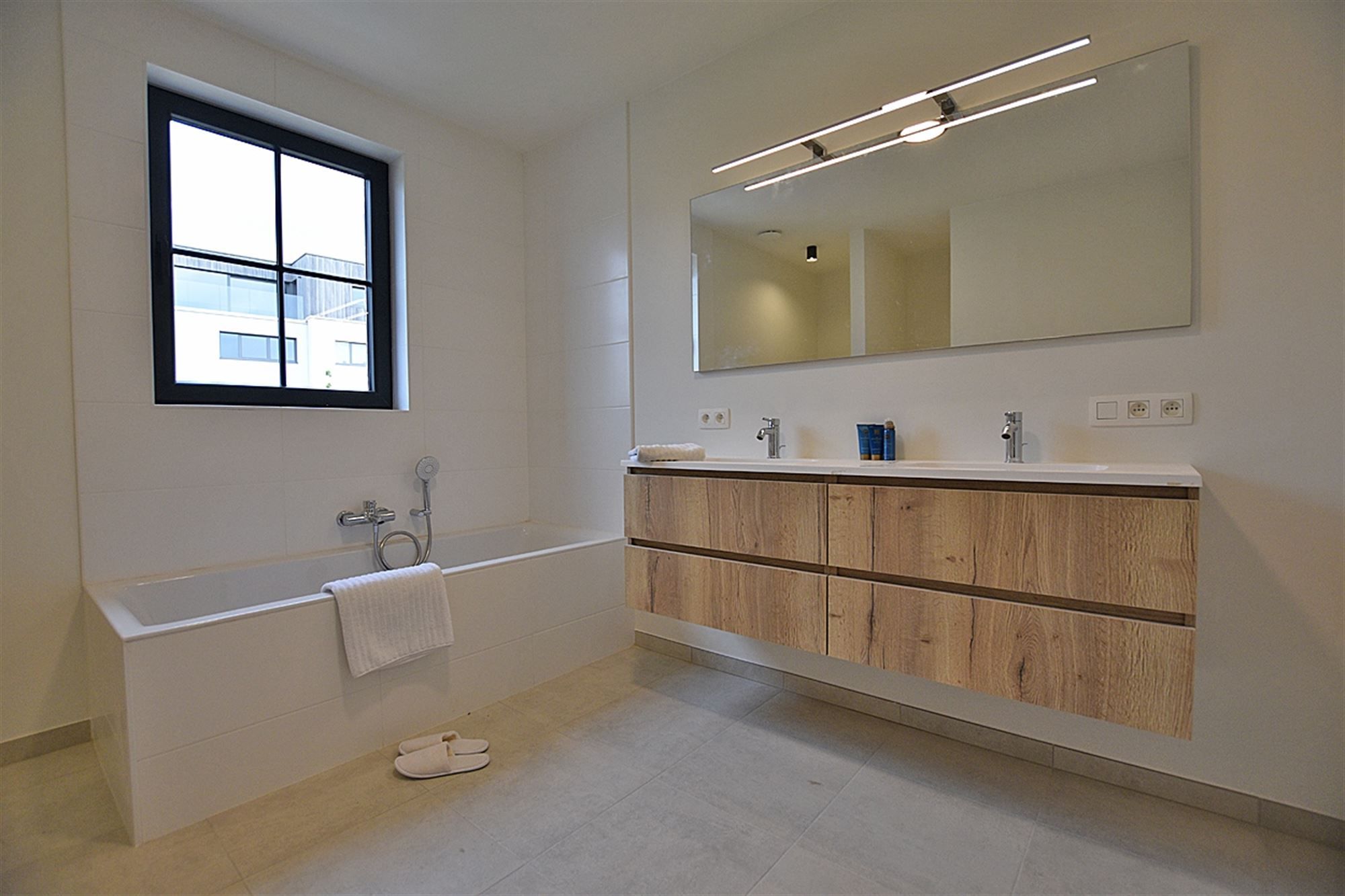 Charmante halfopen DORPSWONING met 3 SLAAPKAMERS, GARAGE, TUIN & ZONNIG TERRAS foto 16
