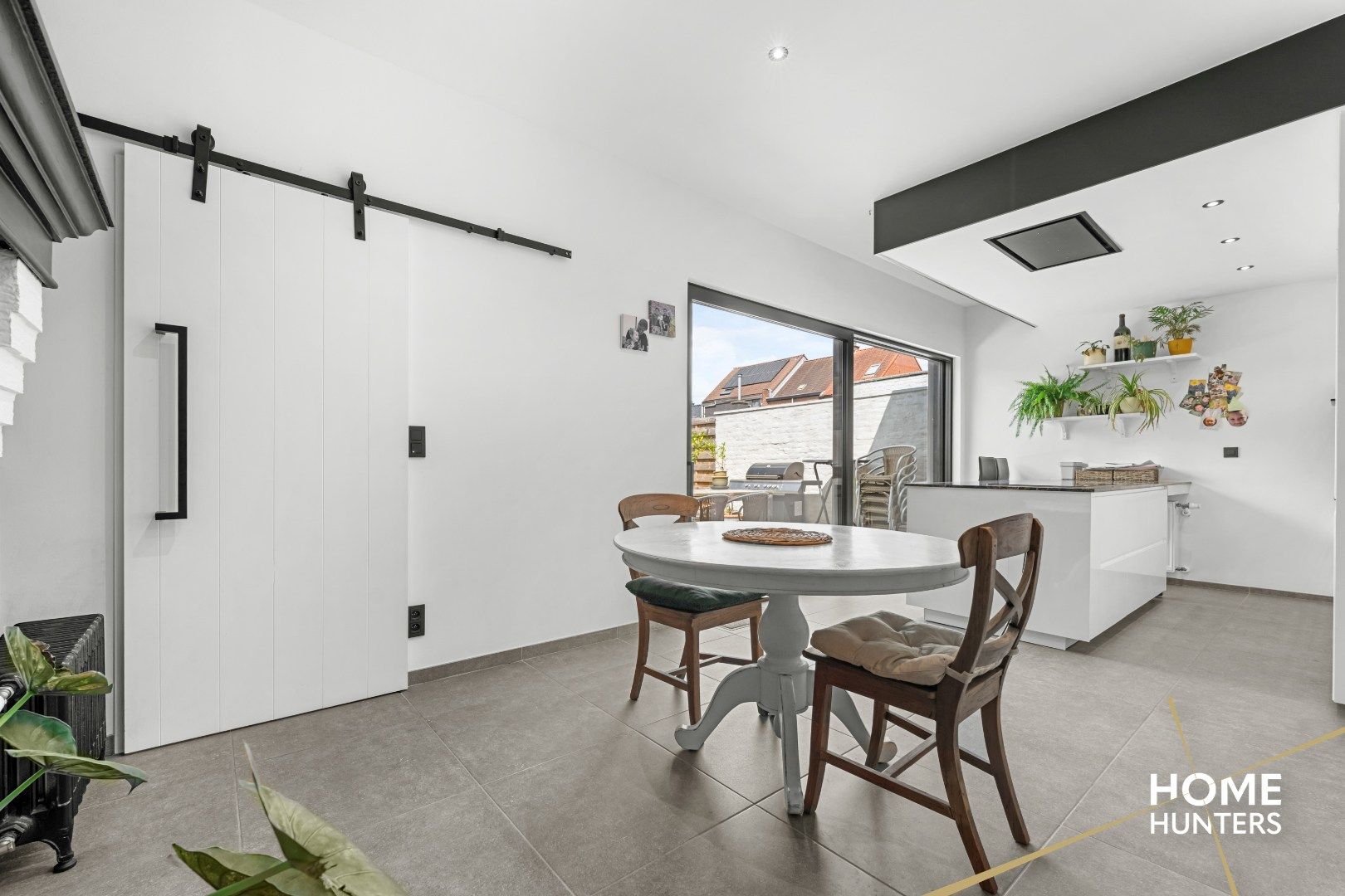 Instapklare, volledig gerenoveerde rijwoning met garage in hartje Wervik foto 8