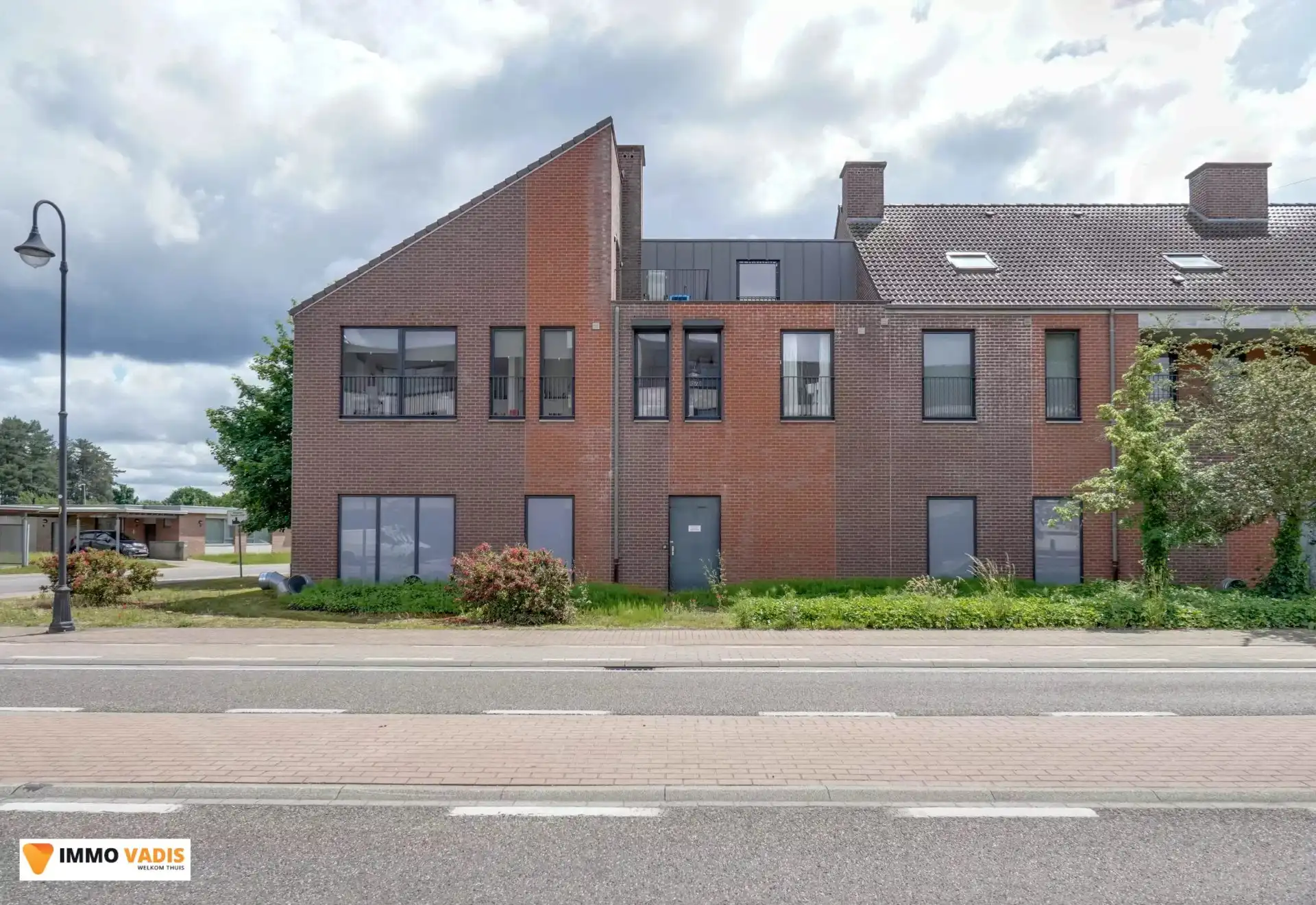 Duplex met 3 slaapkamers, berging en autostaanplaats foto {{pictureIndex}}