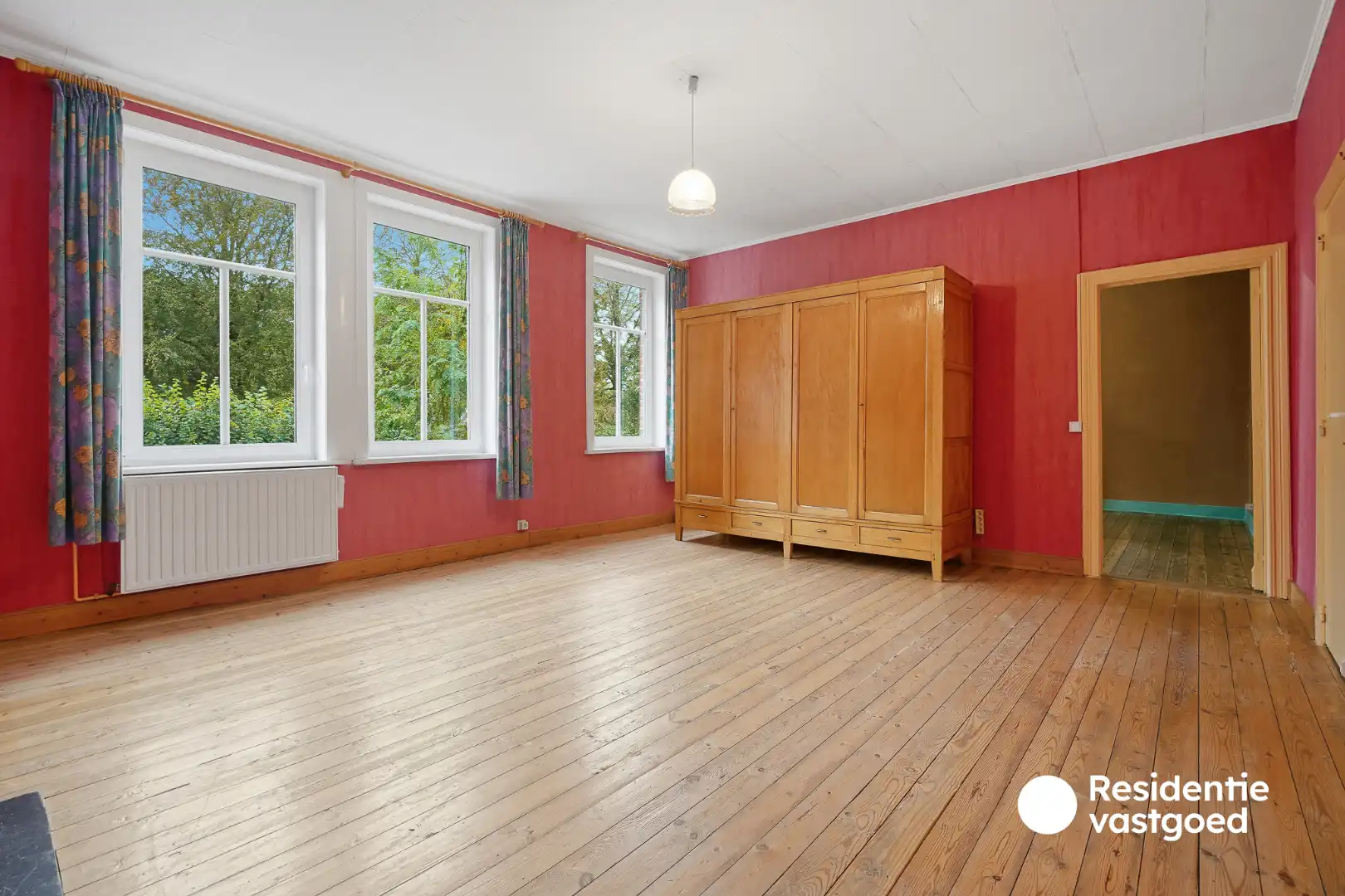 Veelzijdig eigendom met handelsruimte, ruime woning en bouwgrond in centrum Merkem! foto 7