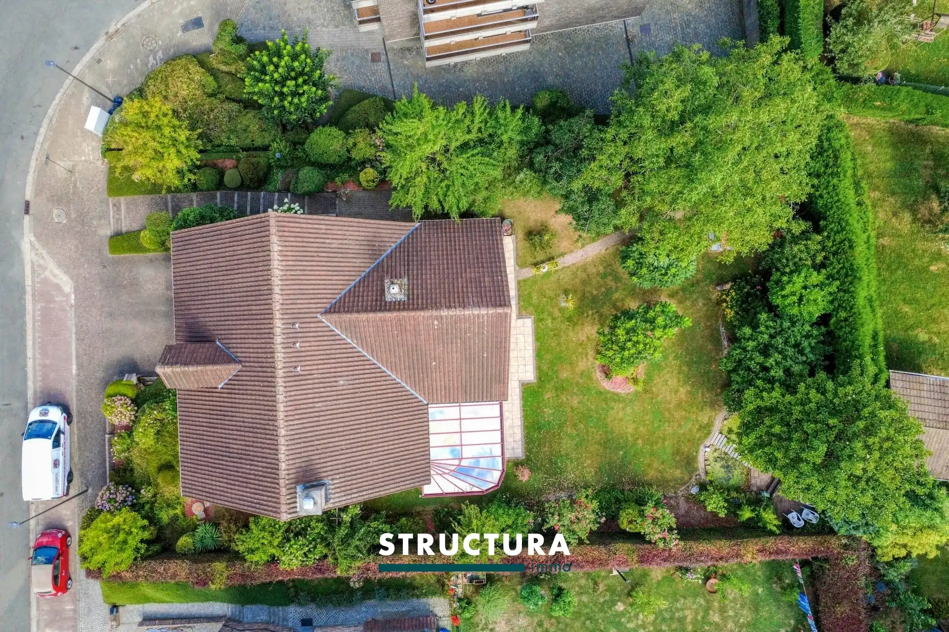 Karaktervolle en ruime villa met 4 slaapkamers en twee badkamers met sterke bouwkwaliteit op een uitstekende locatie foto 2
