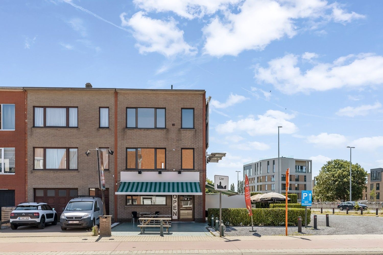 Handelspand met aanpalende bouwgrond + parking foto 1