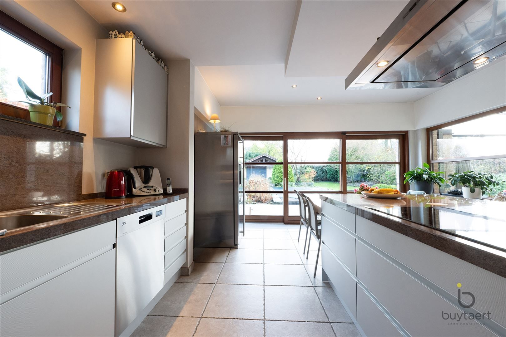 RUIMTE, RUST EN ONTSPANNING: MODERNE VILLA MET ZWEMBAD, SAUNA EN JACUZZI foto 13