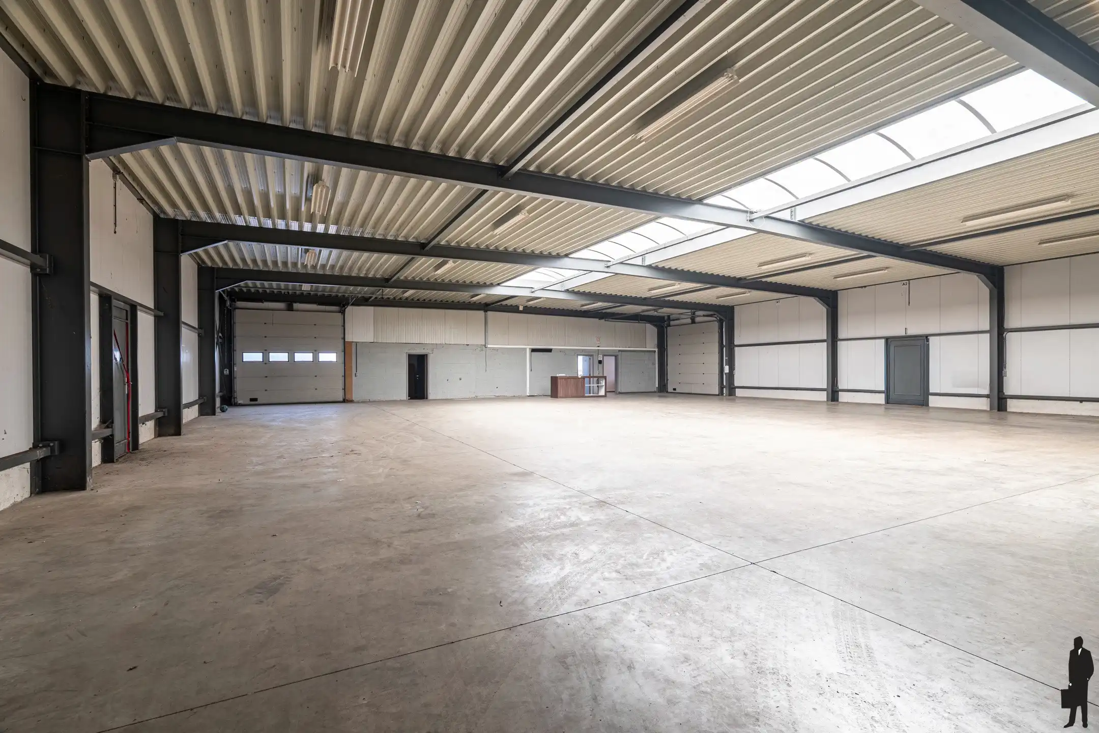 Magazijn met kantoren op ca. 4.425 m² foto 3