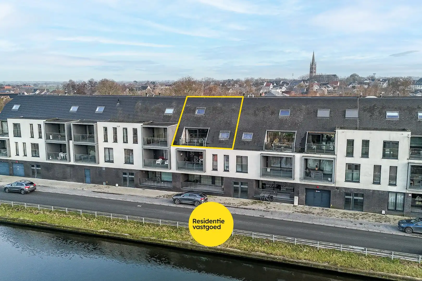 Prachtig 3-slaapkamer appartement met twee terrassen (ruim zuidgericht terras aan de achterzijde) foto {{pictureIndex}}