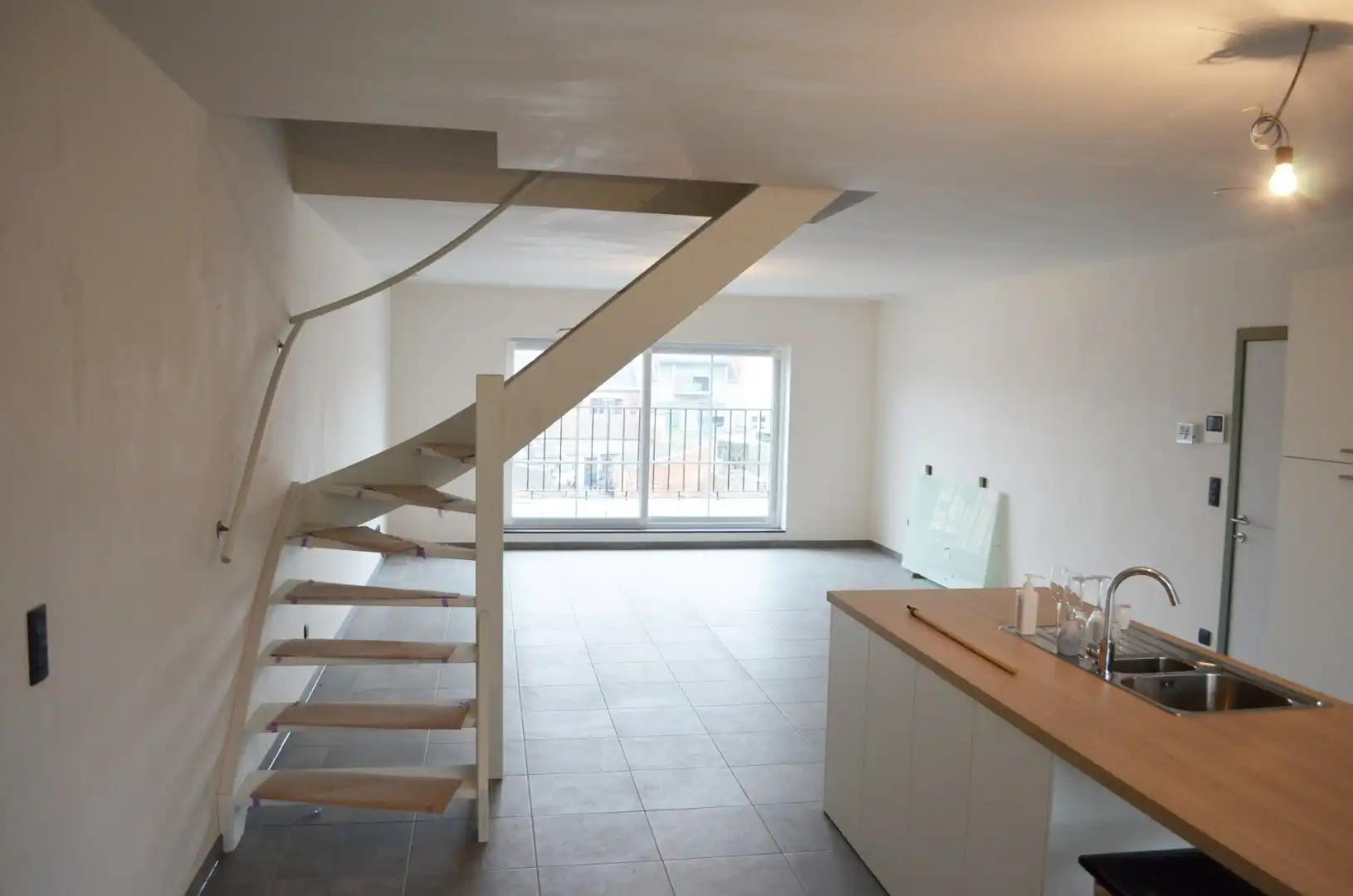 Recent duplex-appartement met twee slaapkamers, groot terras en autostaanplaats in het centrum. foto 5