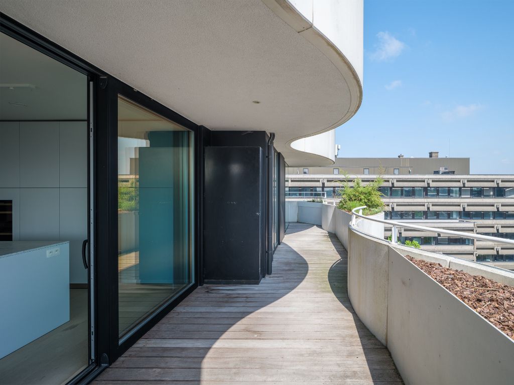 Luxueus en lichtrijk 2-slaapkamer appartement met ruim terras foto {{pictureIndex}}