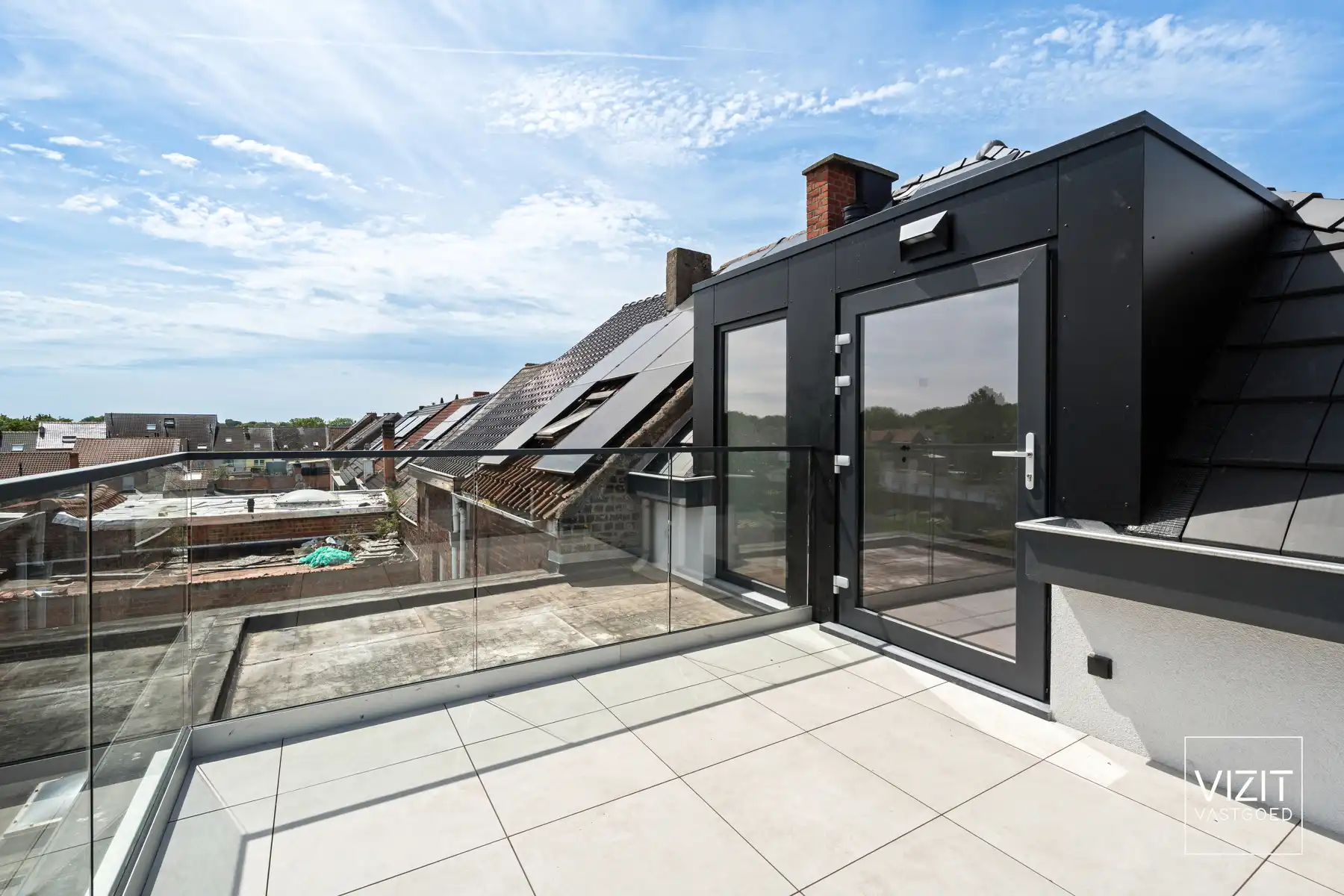 Hoogwaardig afgewerkte moderne stadswoning met patio foto 13