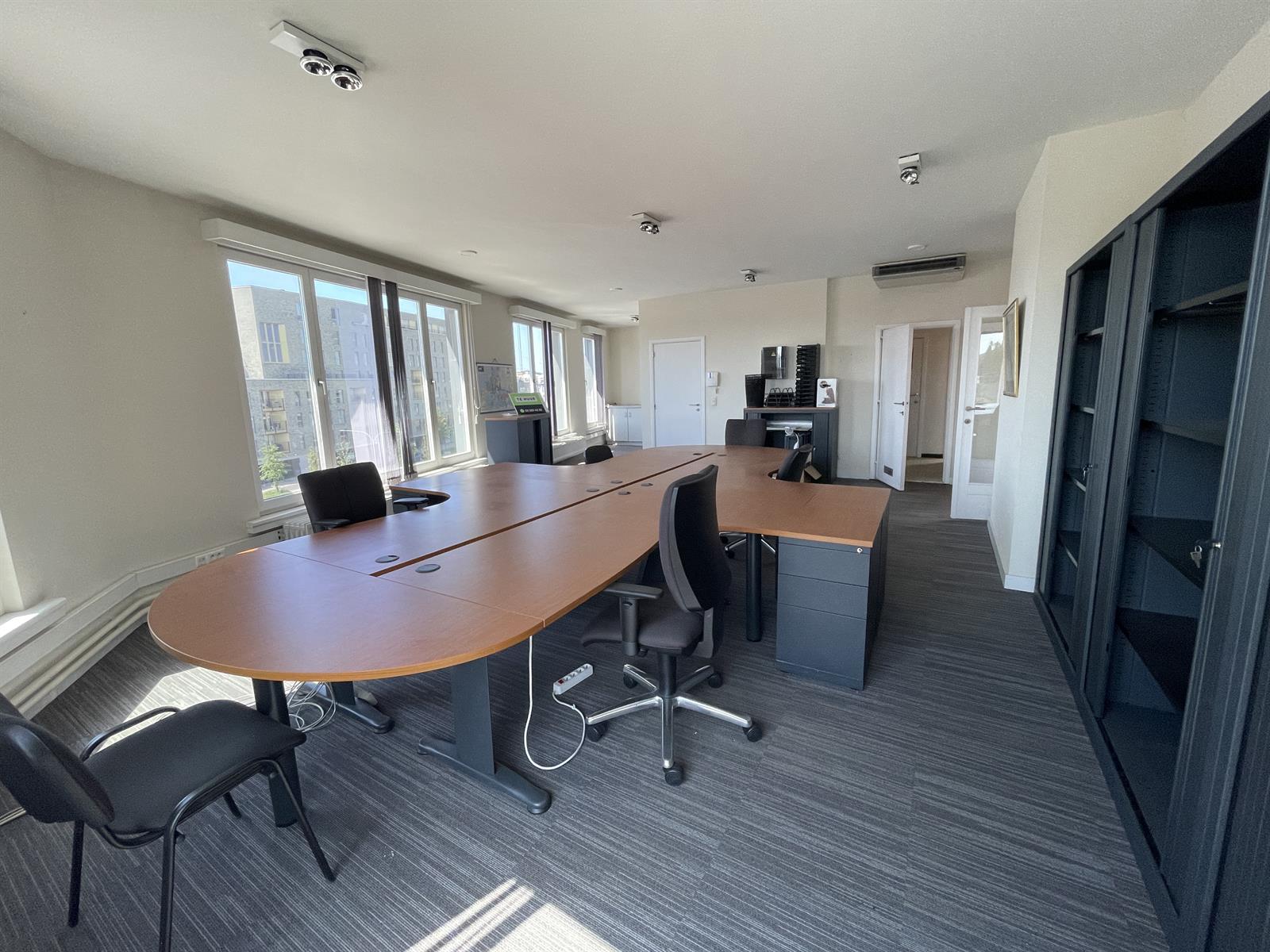 Hoekkantoor te huur met panoramisch uitzicht over de stad foto 7